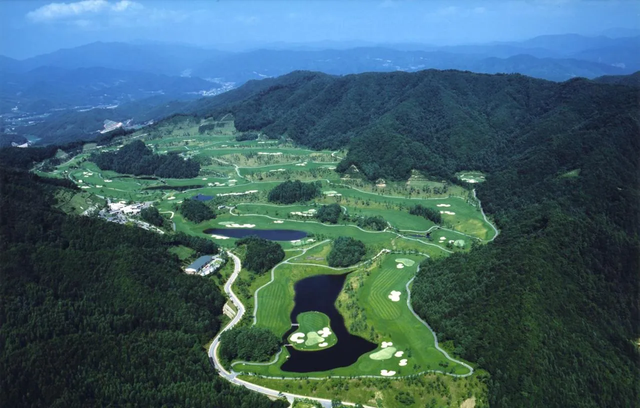 Golfcourse in Galaxy X Hotel Type Caravan Glamping & Pension
