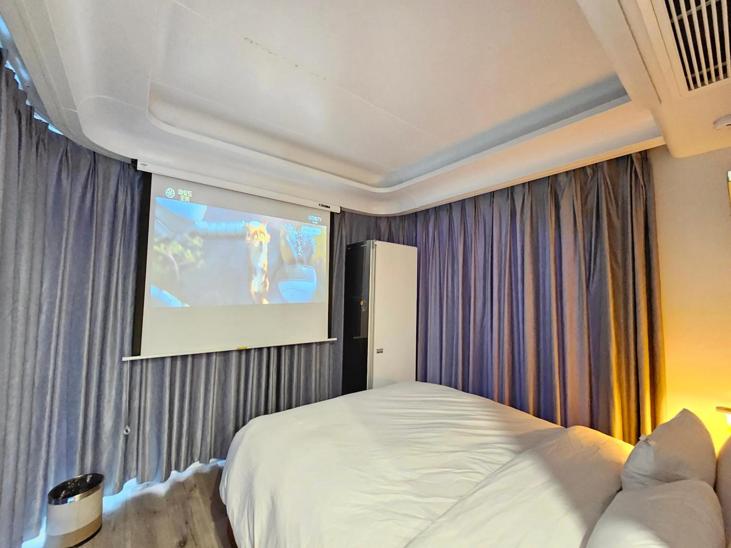 TV and multimedia, Bed in Galaxy X Hotel Type Caravan Glamping & Pension