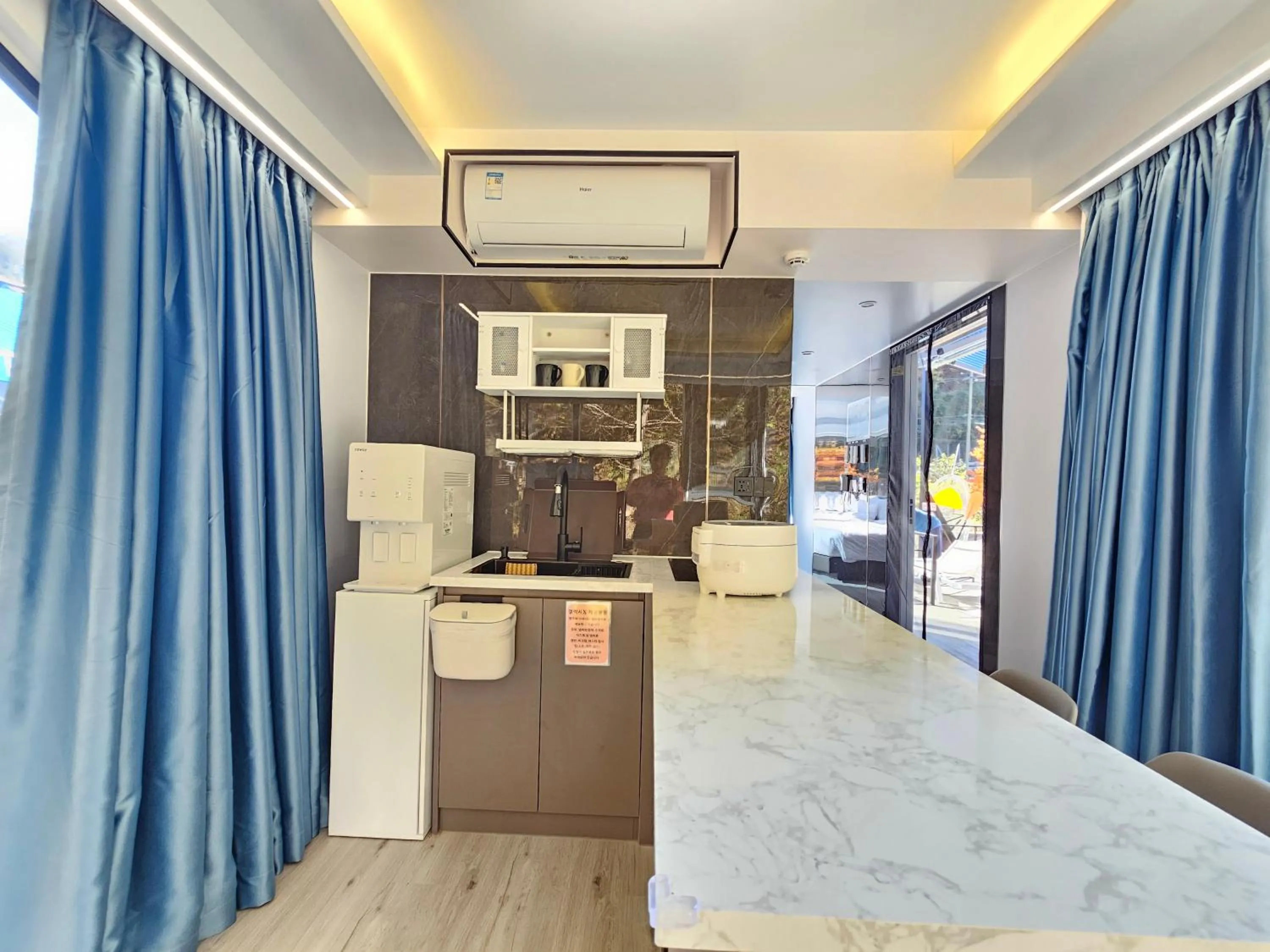 Kitchen or kitchenette in Galaxy X Hotel Type Caravan Glamping & Pension