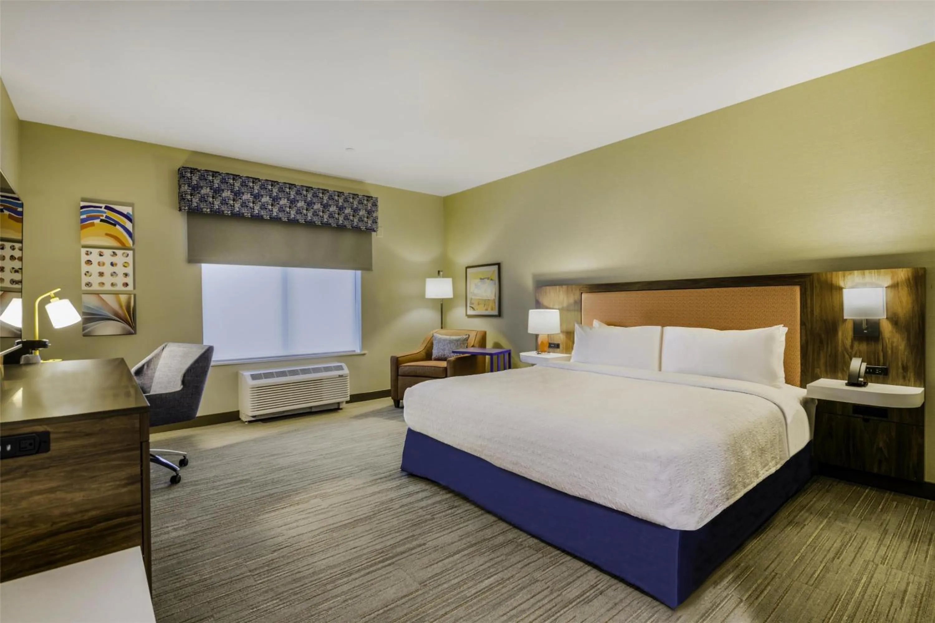 Bed in Hampton Inn & Suites By Hilton Decatur