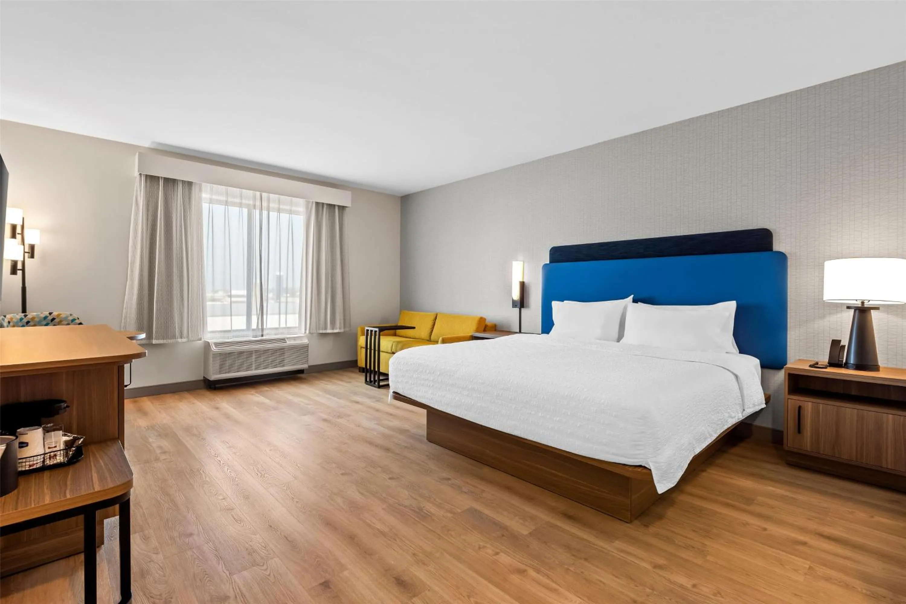 Living room, Bed in Hampton Inn & Suites Intercourse, Pa