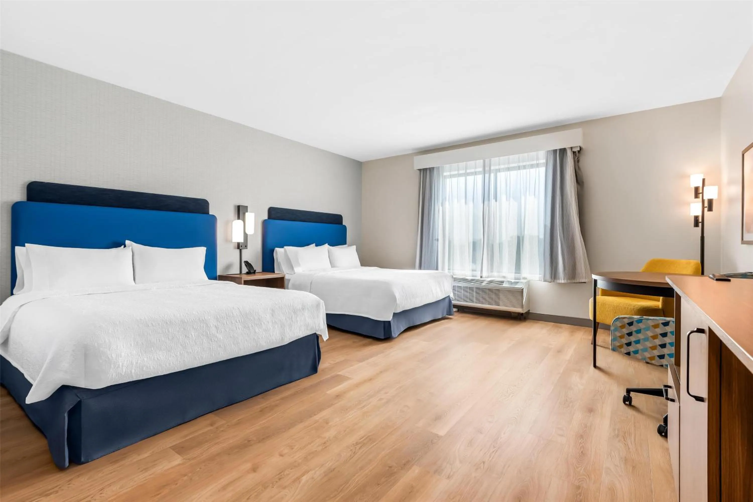 Bed in Hampton Inn & Suites Intercourse, Pa