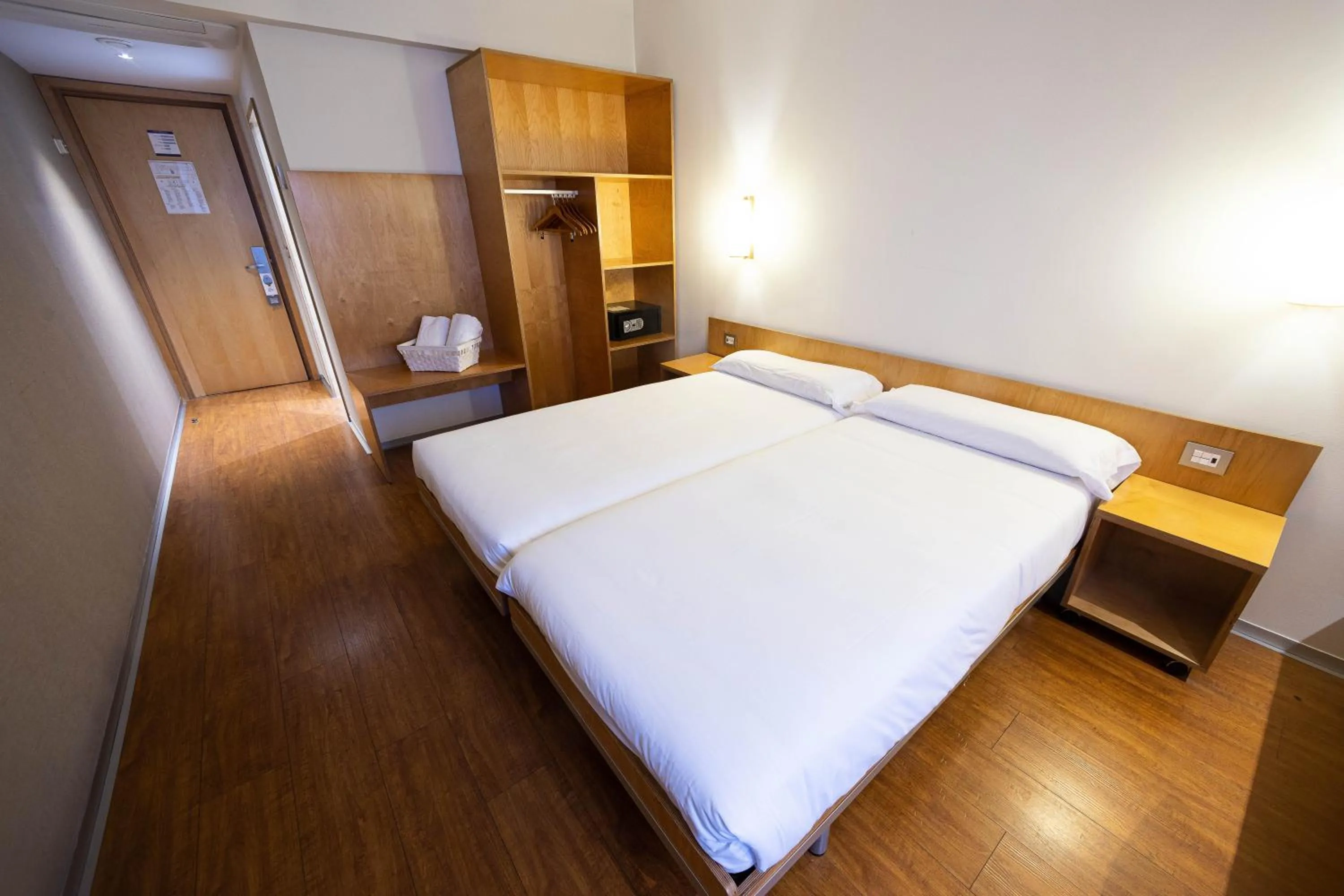 Photo of the whole room, Bed in ETH Irún