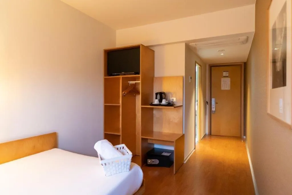 Photo of the whole room, Bed in ETH Irún