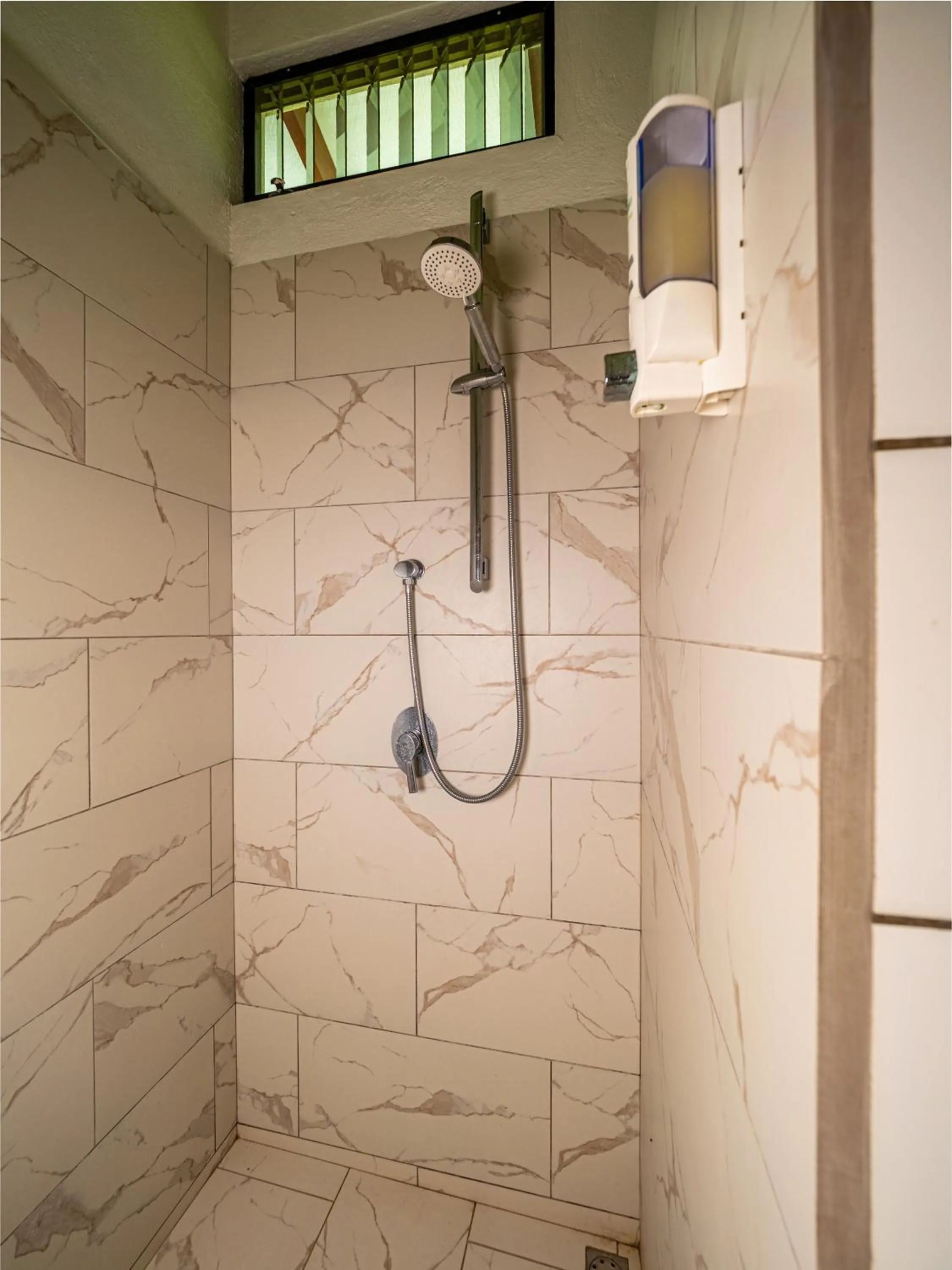 Shower in Hotel Colinas del Sol