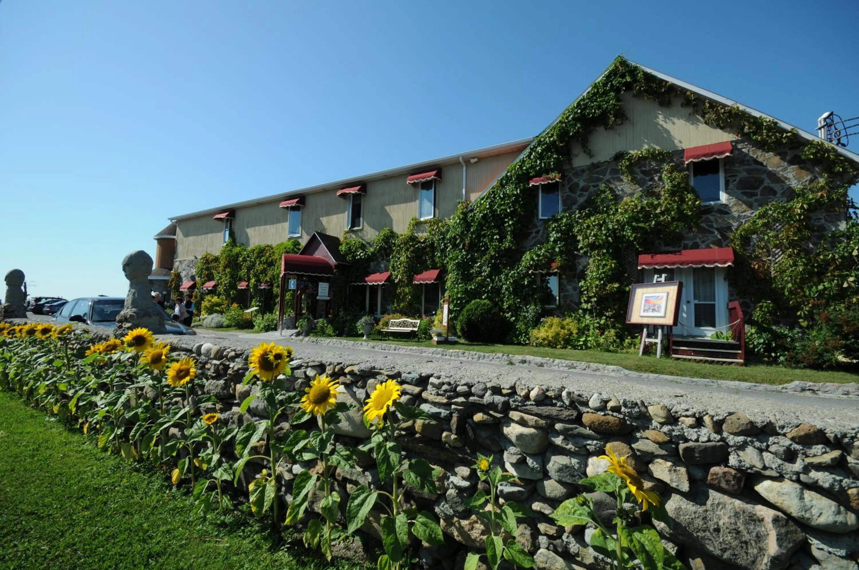 Patio in Auberge Marcel Gagnon