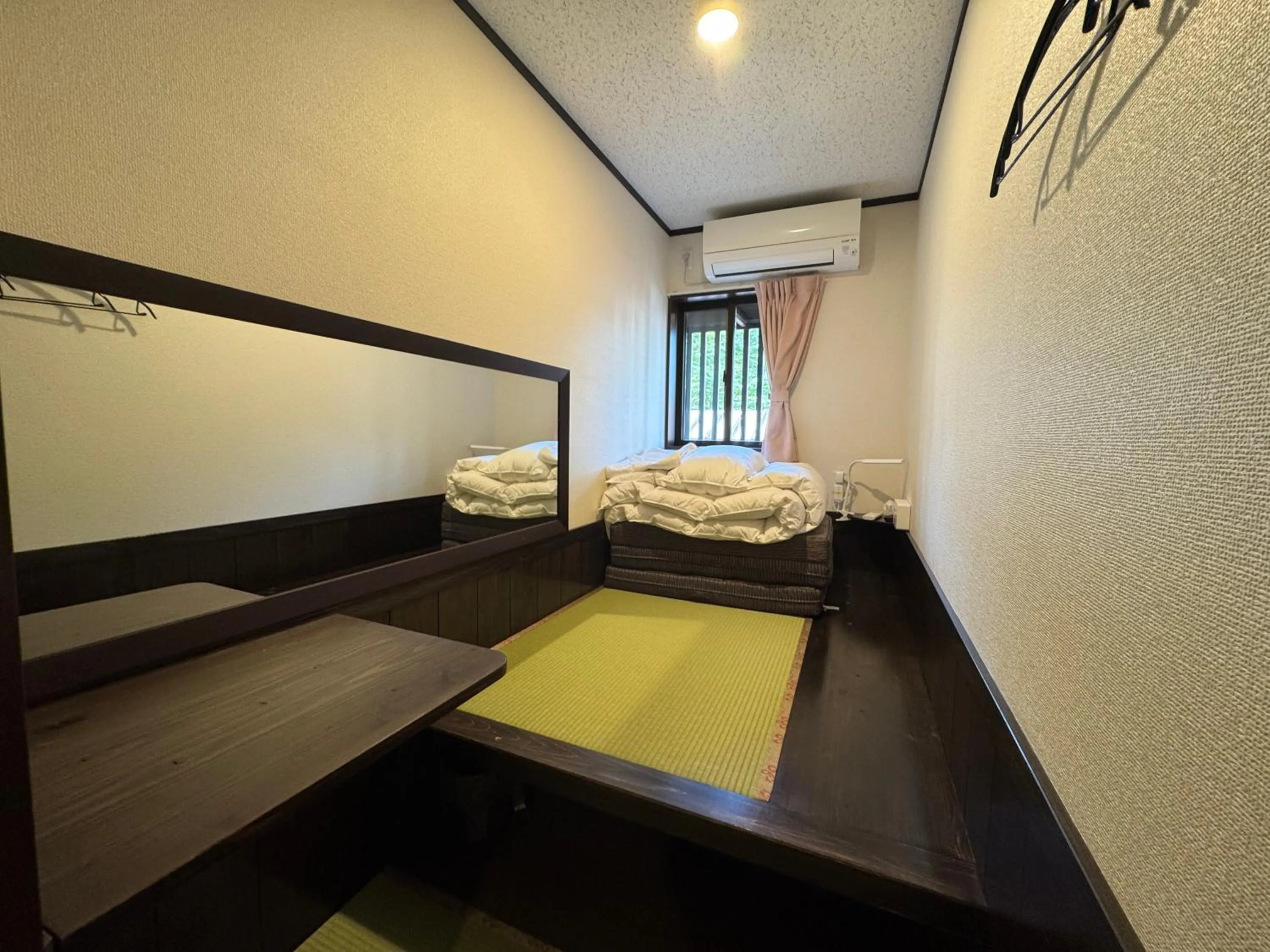 Bed in Tsuyukusa