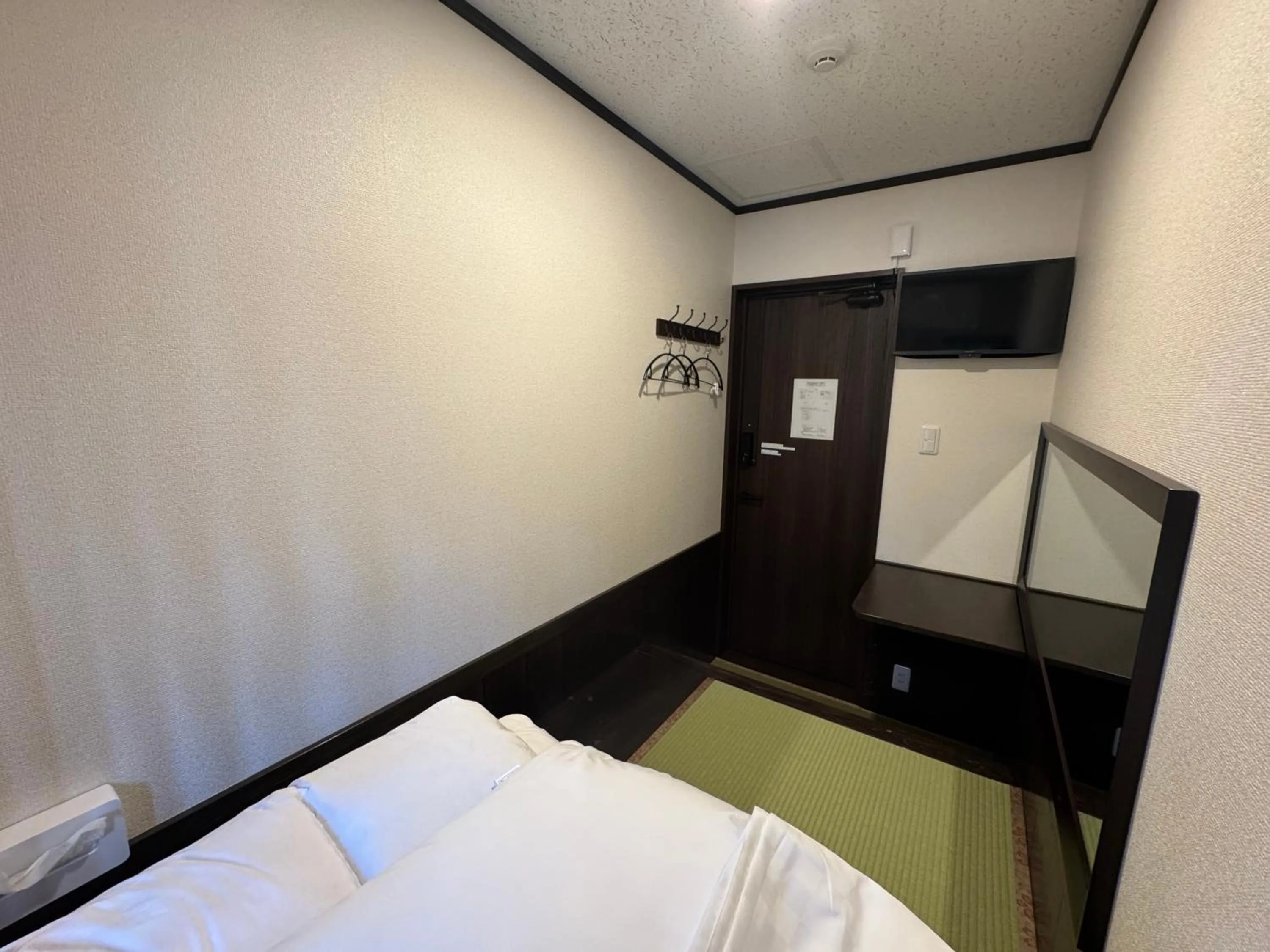 Bed in Tsuyukusa