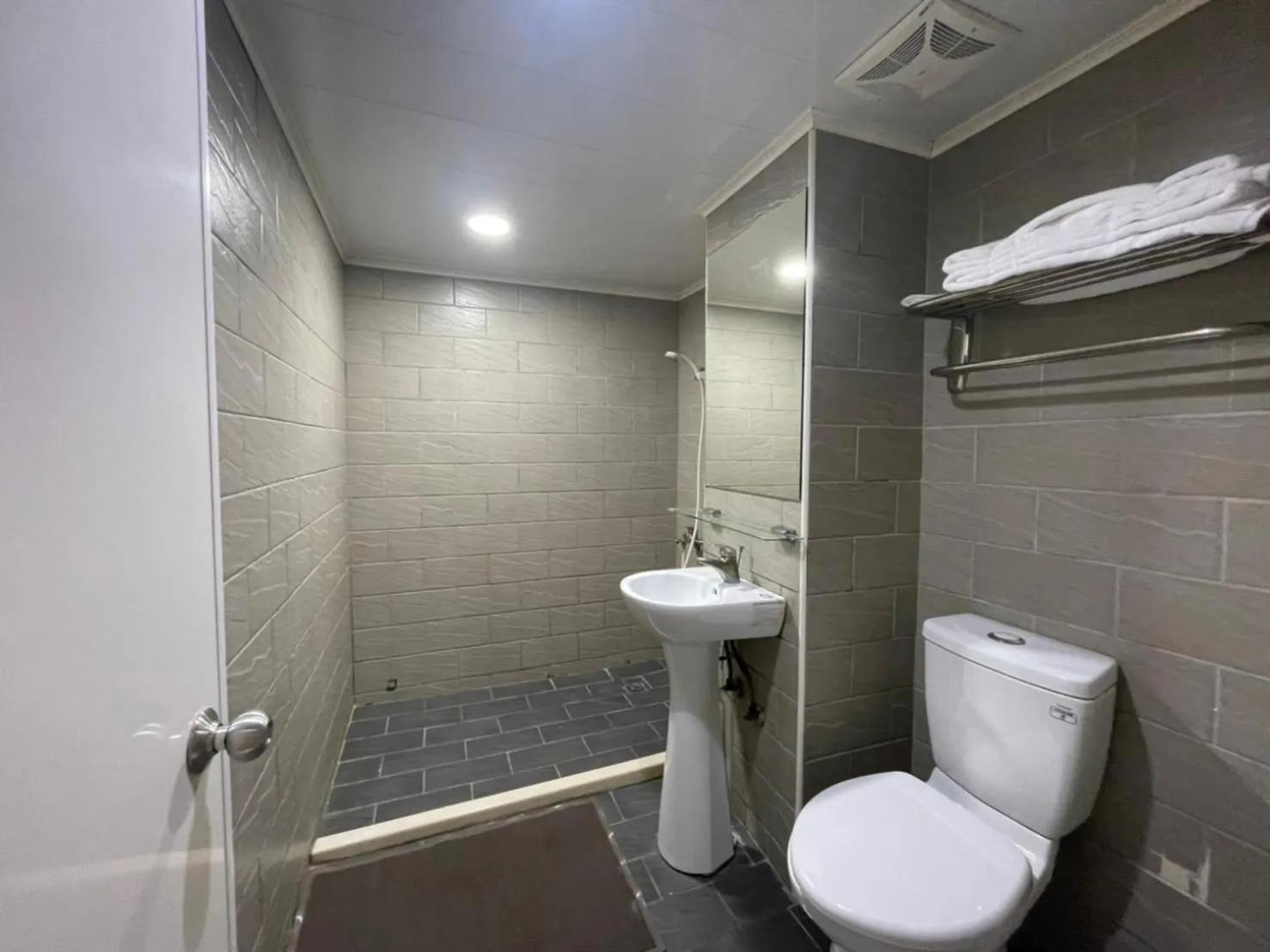 Shower in A22 Wei Lu Hotel