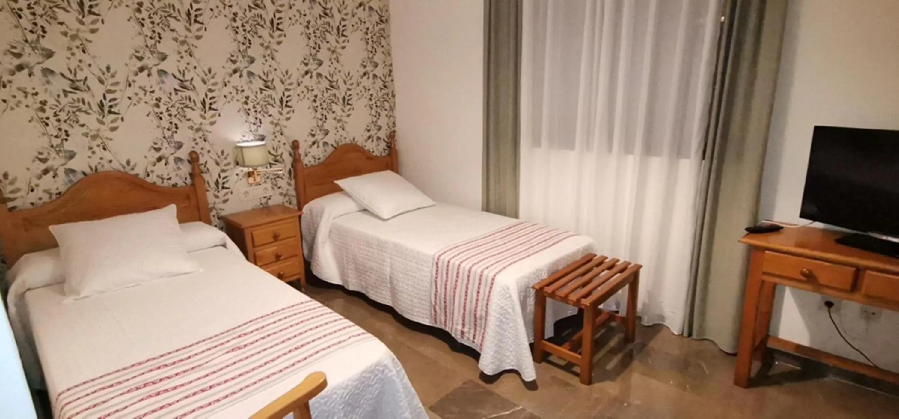 Photo of the whole room, Bed in Hotel Corona de Atarfe