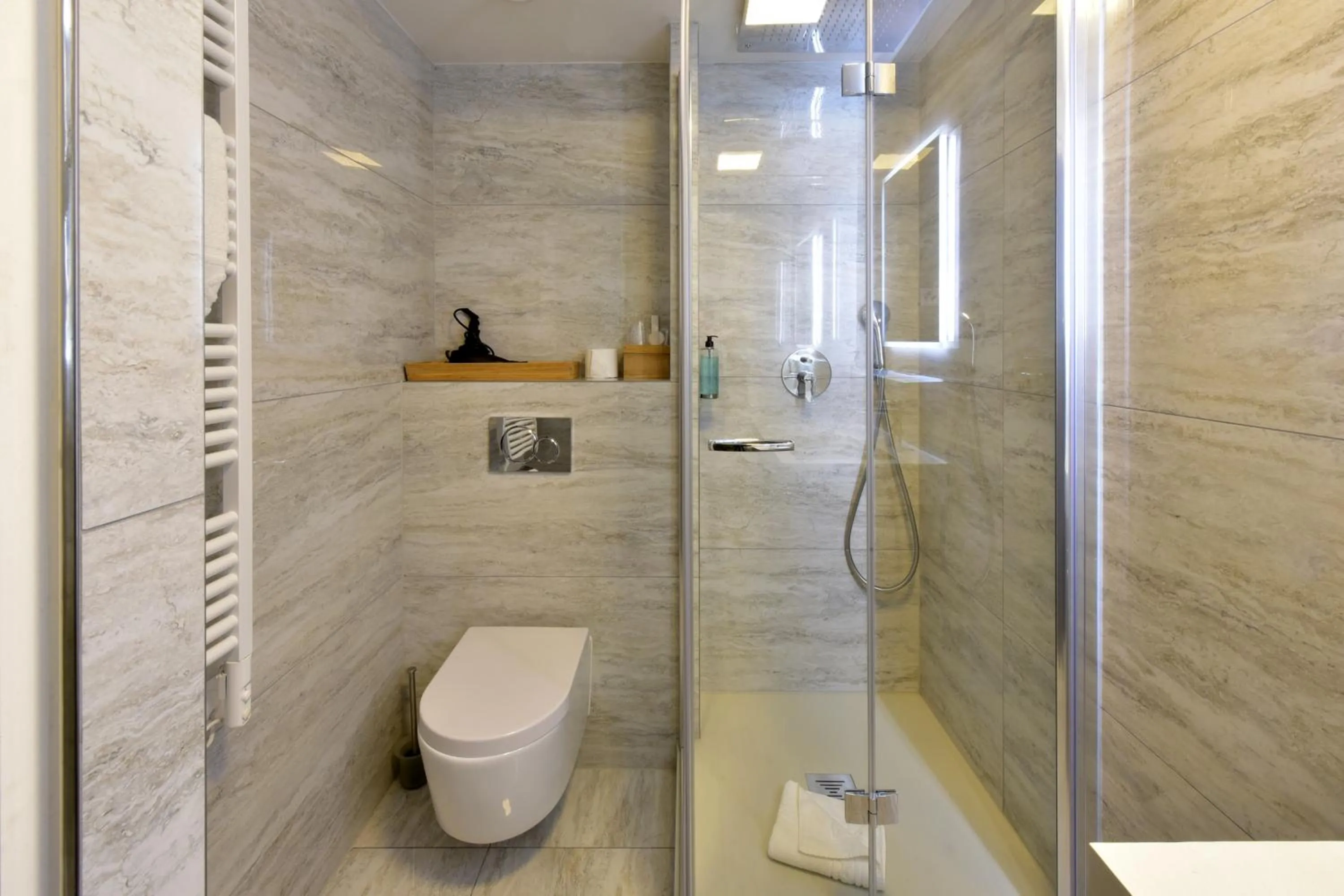 Toilet in Hotel Rousseau