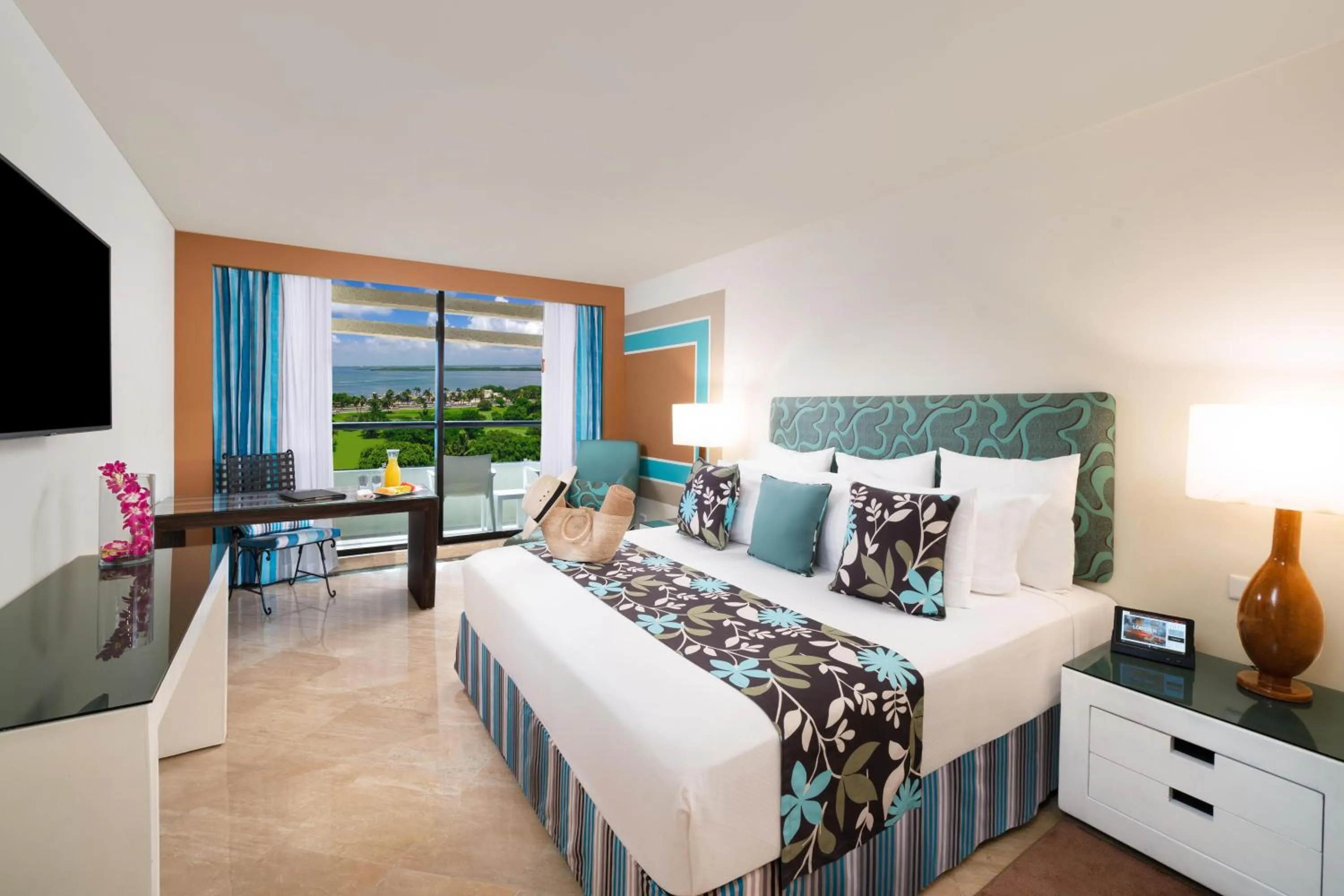 Photo of the whole room, Bed in The Pyramid Cancun by Oasis - All Inclusive