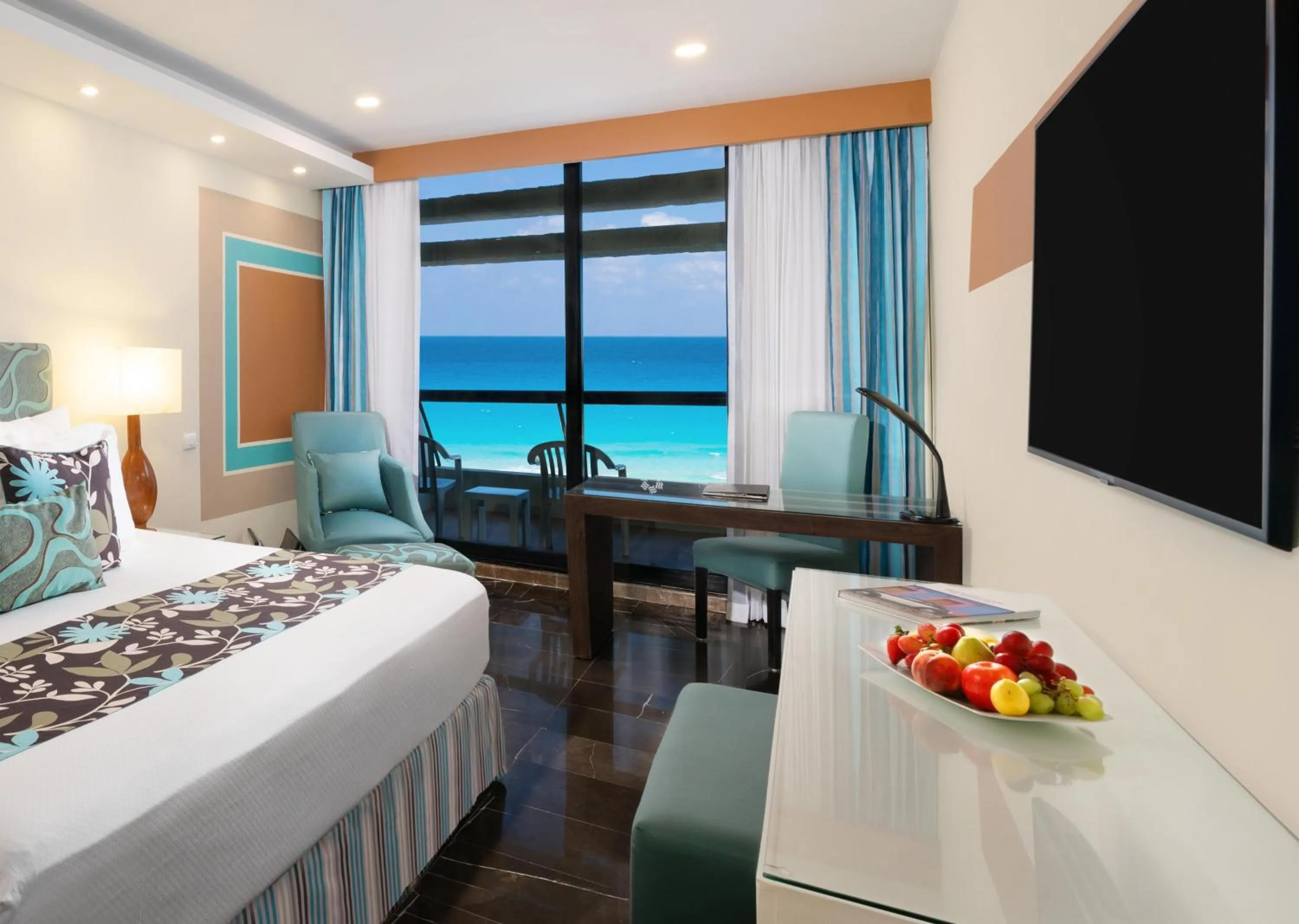 Photo of the whole room, Bed in The Pyramid Cancun by Oasis - All Inclusive