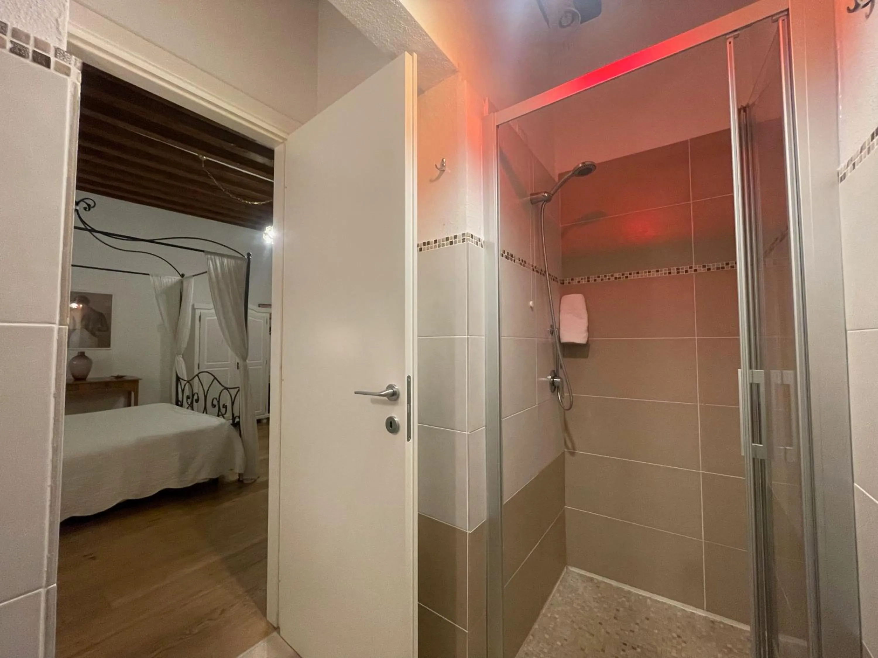 Shower, Bed in Residenza Corte Antica B&B