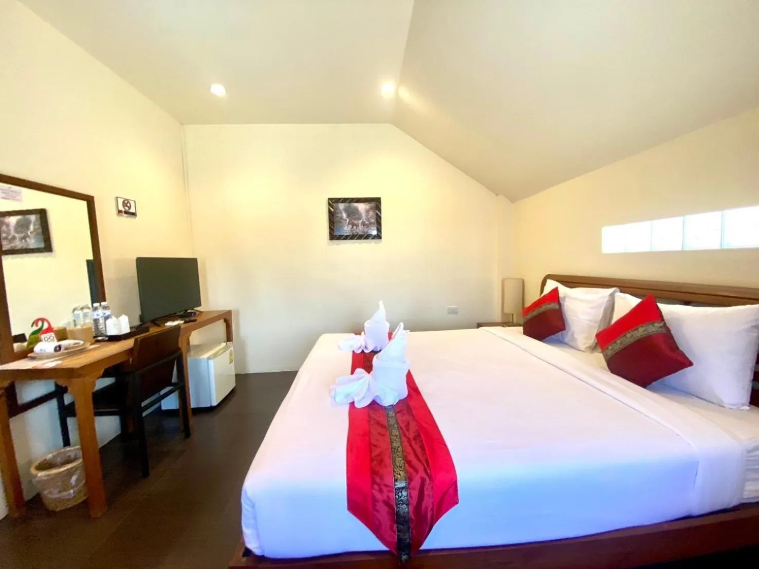 Property building, Bed in Home Inn Pai Garden