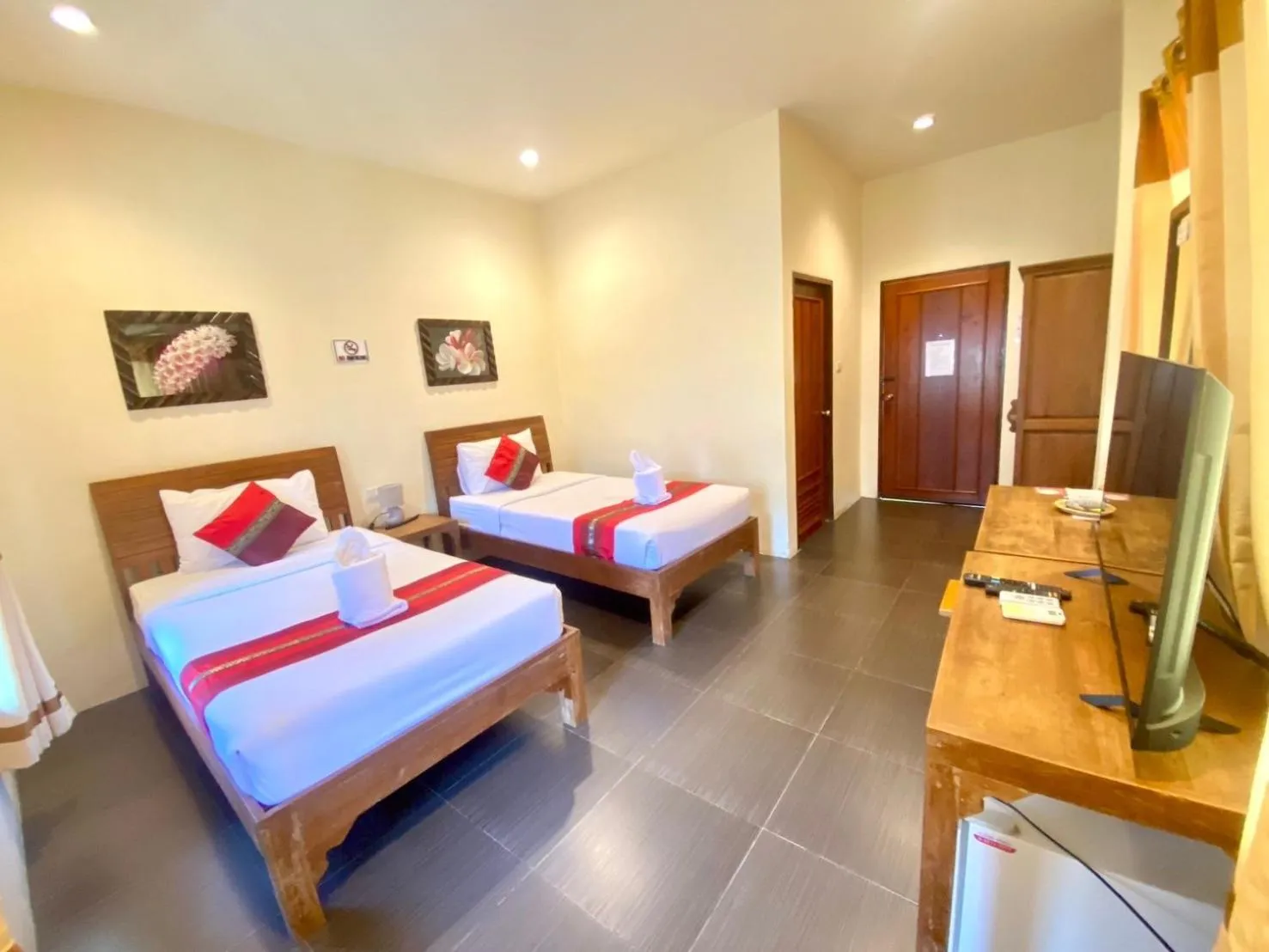 Property building, Bed in Home Inn Pai Garden