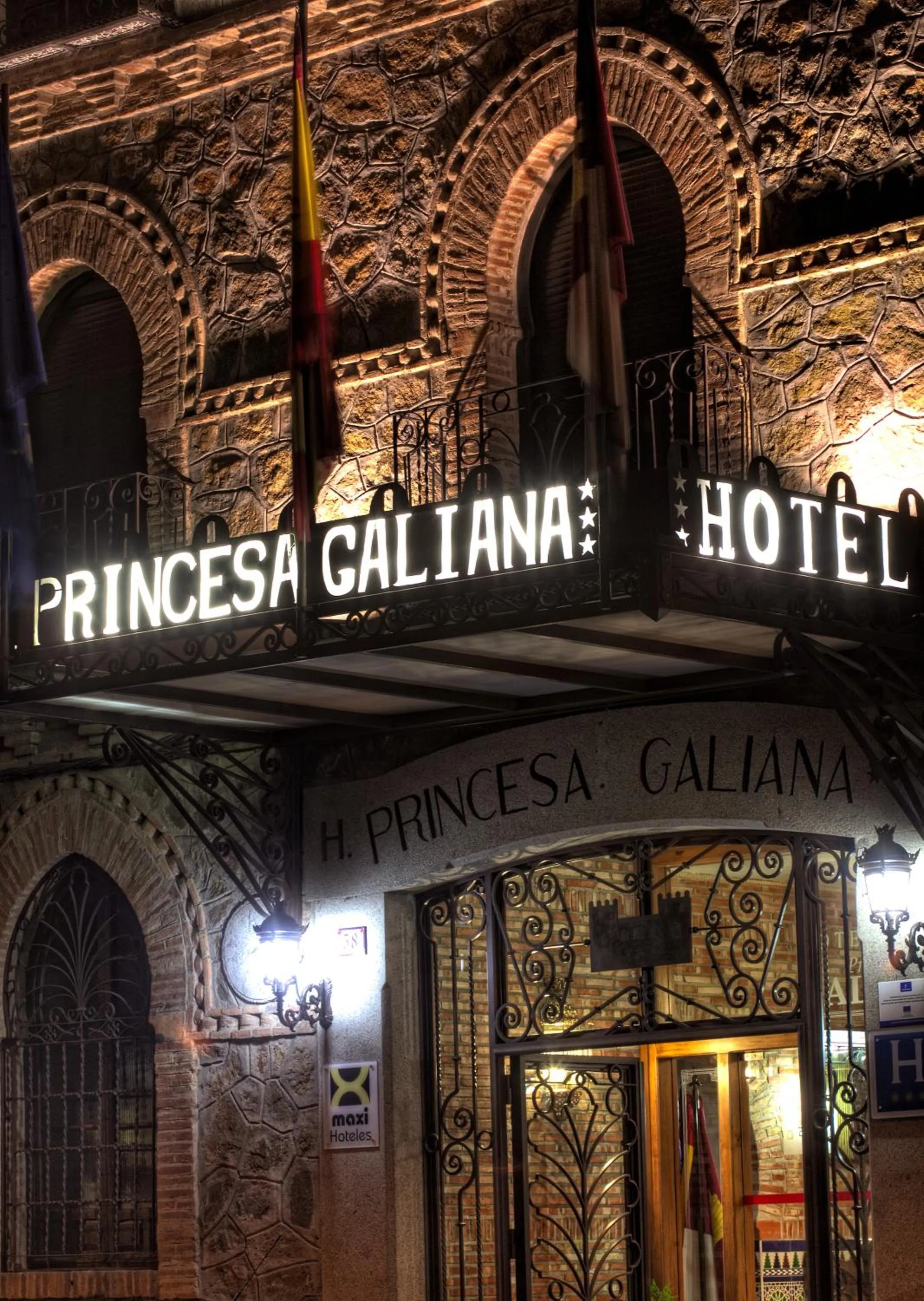 Facade/entrance in Princesa Galiana by Maxi Hoteles