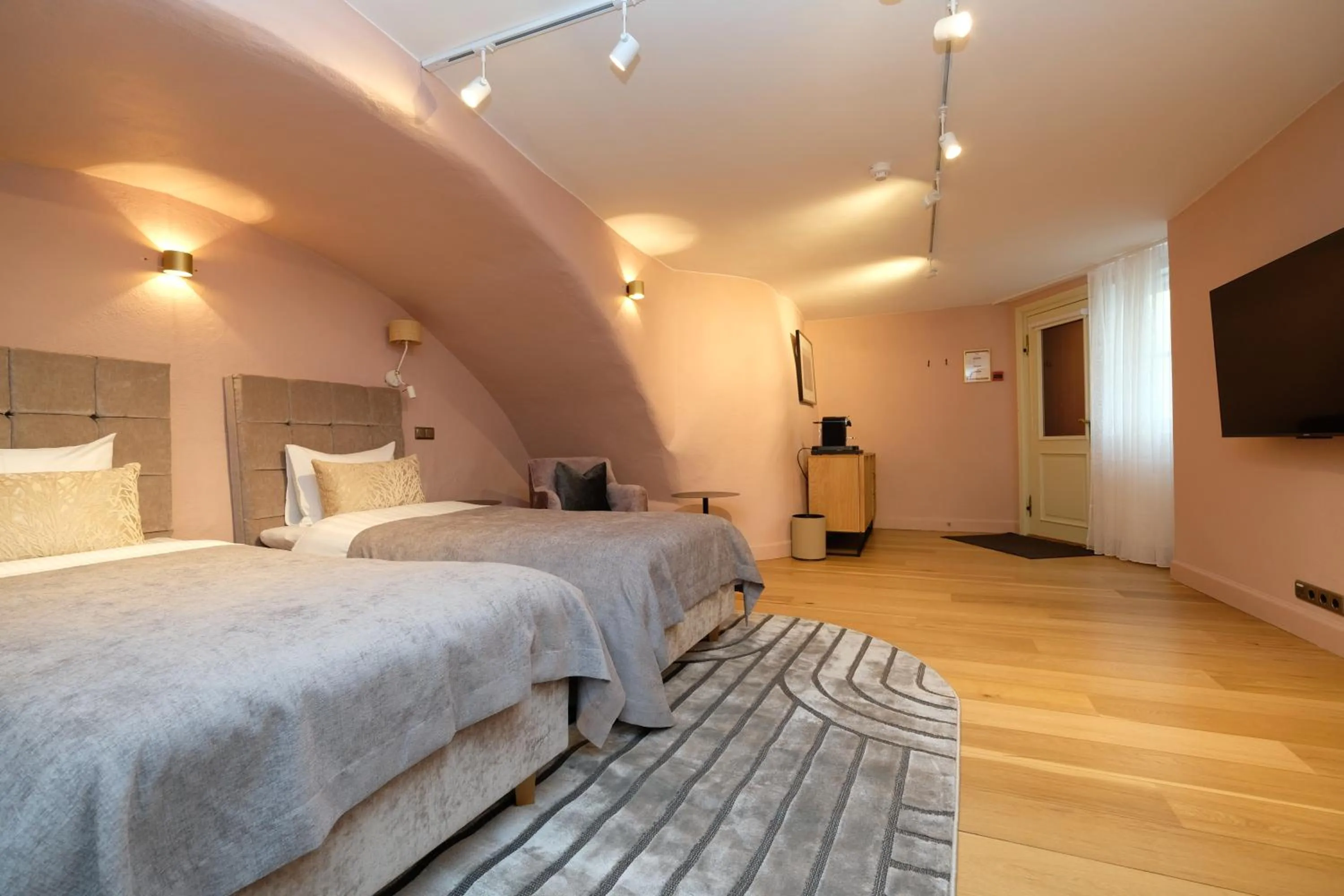 Photo of the whole room, Bed in The Three Sisters Hotel