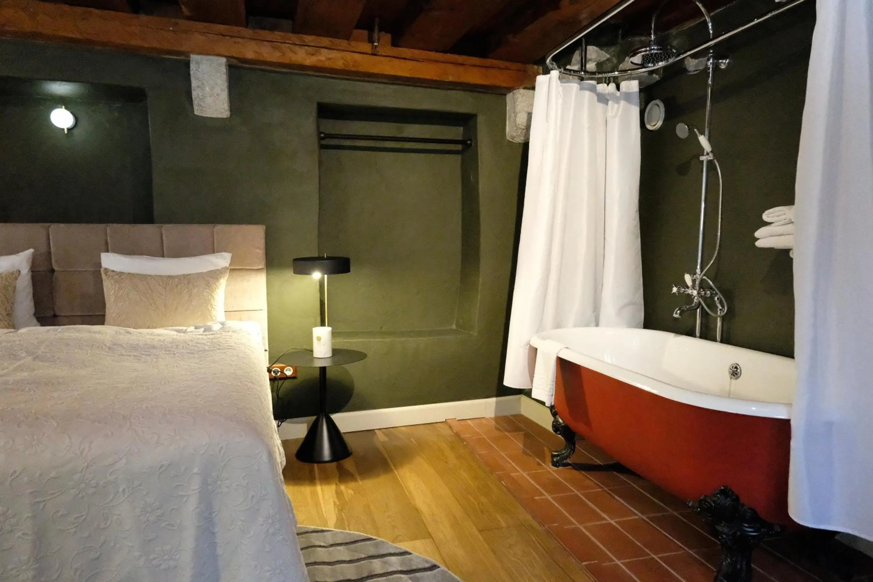 Bathroom, Bed in The Three Sisters Hotel