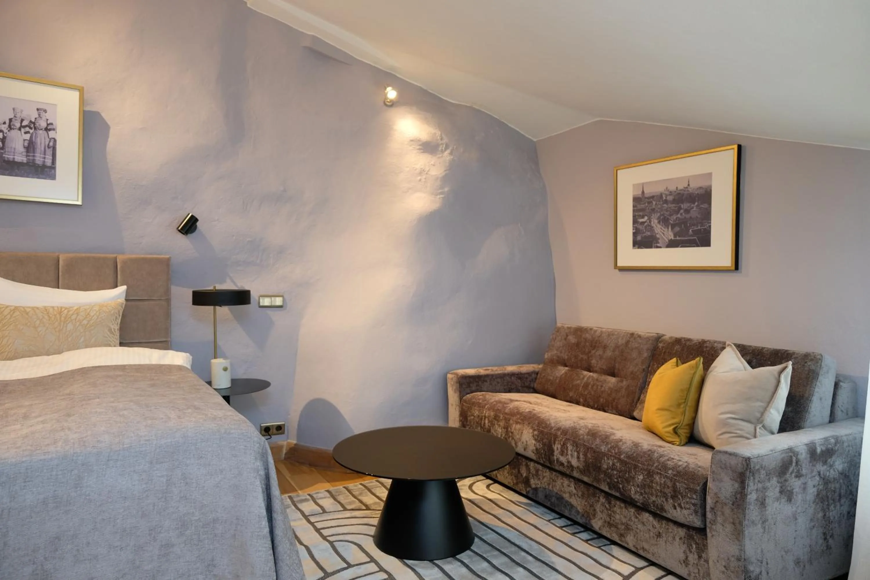 Seating area, Bed in The Three Sisters Hotel