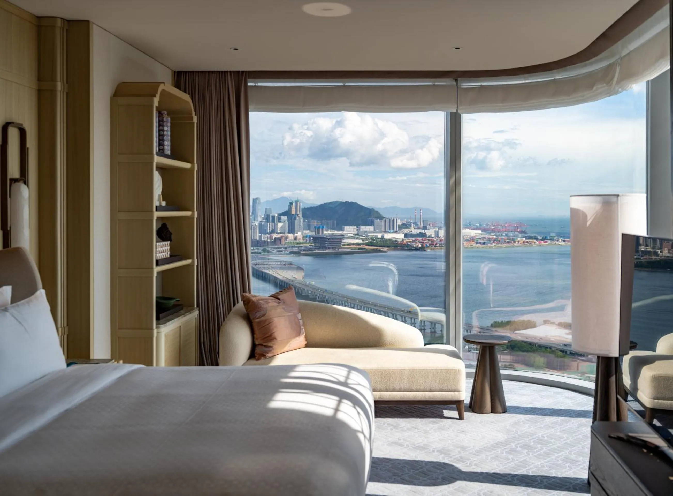 Bedroom, Bed in The St. Regis Shenzhen Bao'an