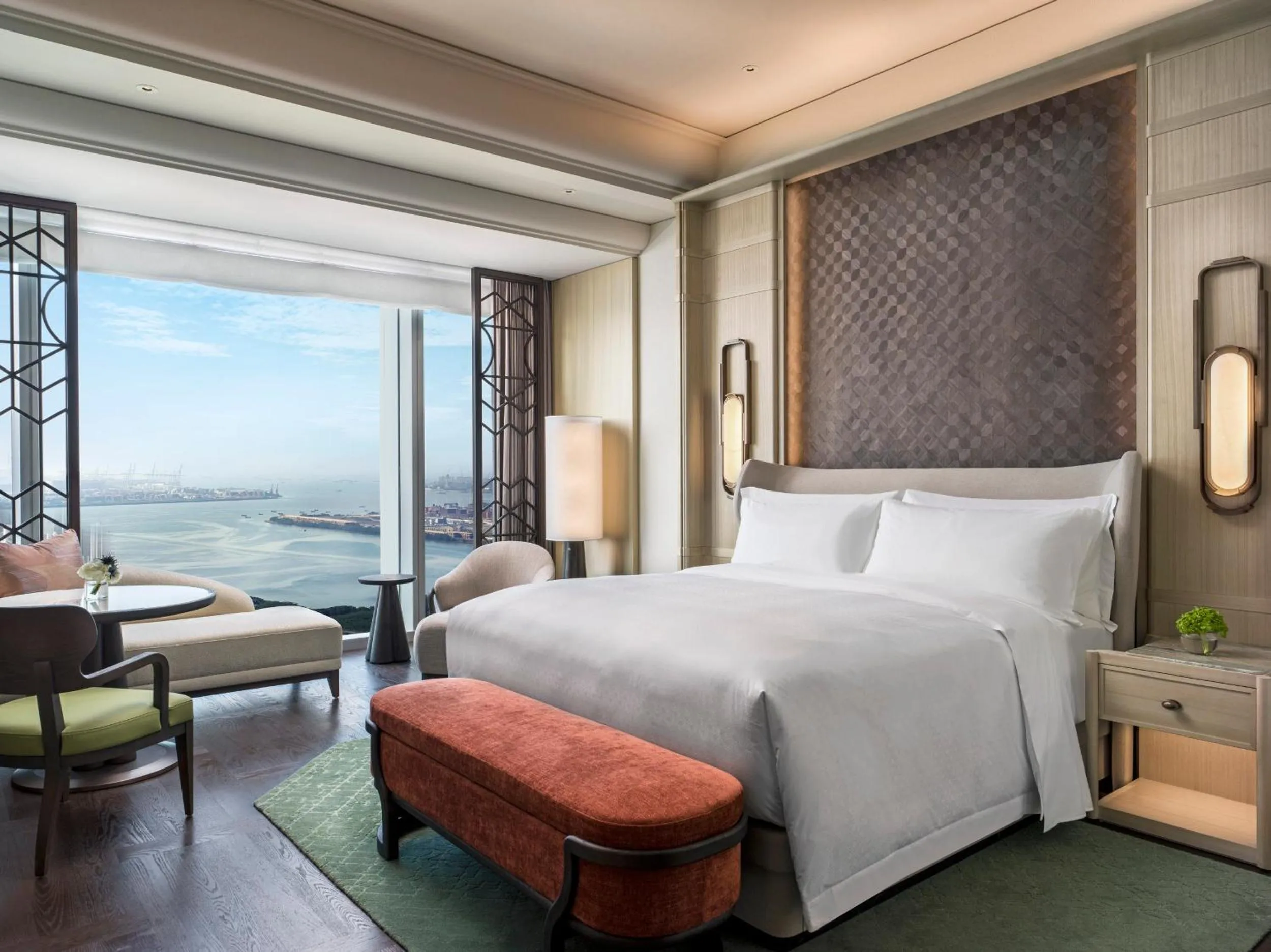 Bed in The St. Regis Shenzhen Bao'an