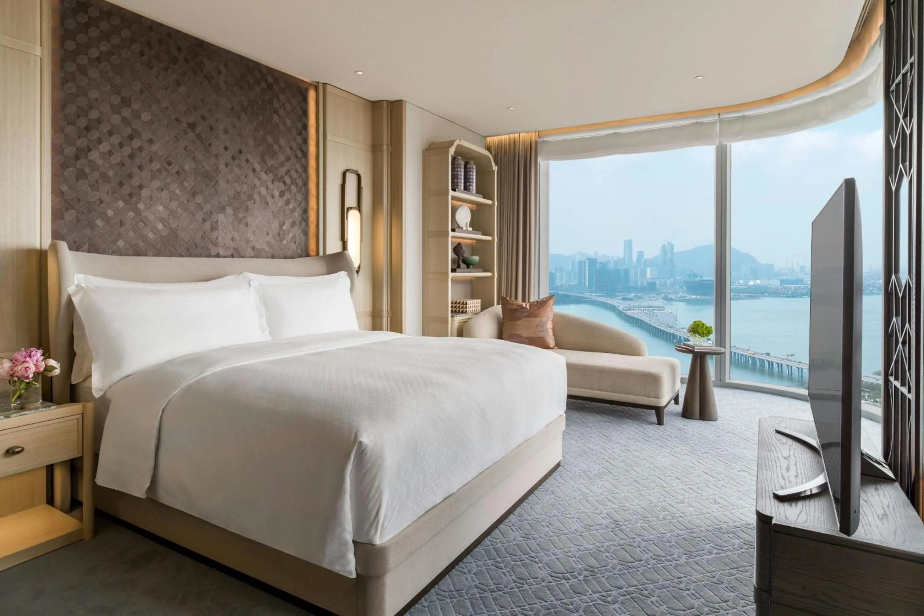 Photo of the whole room, Bed in The St. Regis Shenzhen Bao'an
