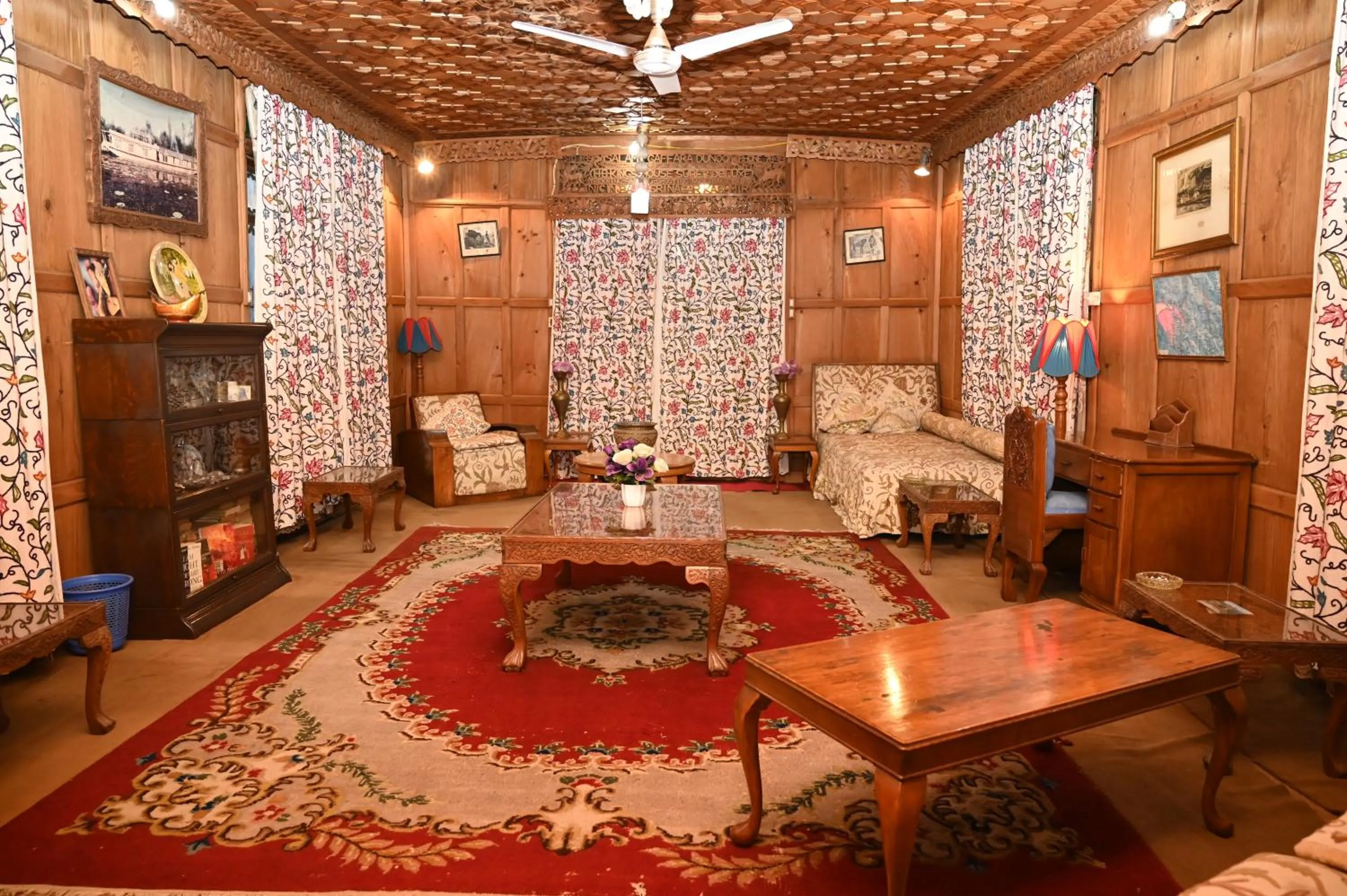 Living room in Kings Houseboats