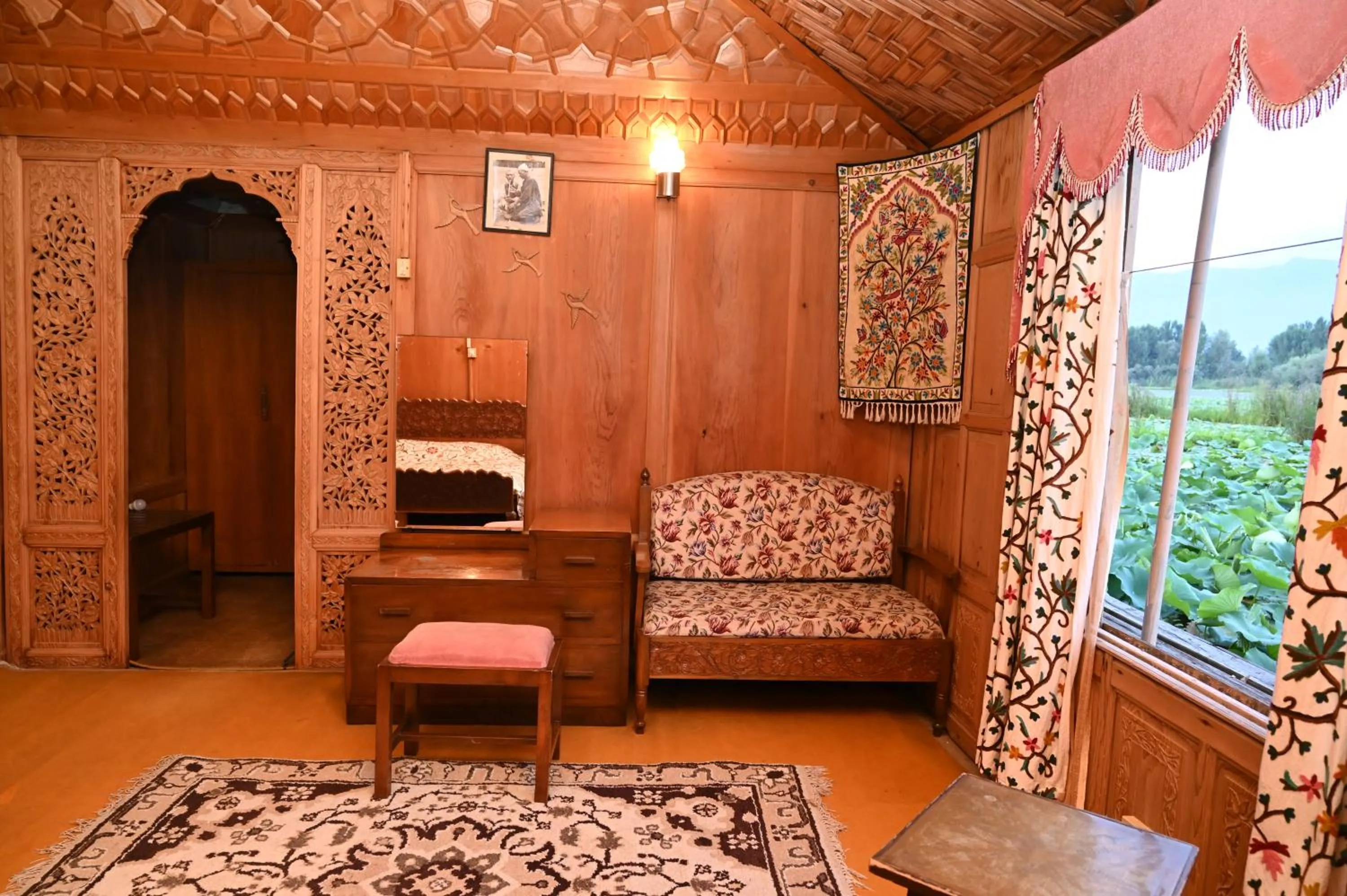 Seating area, Bed in Kings Houseboats