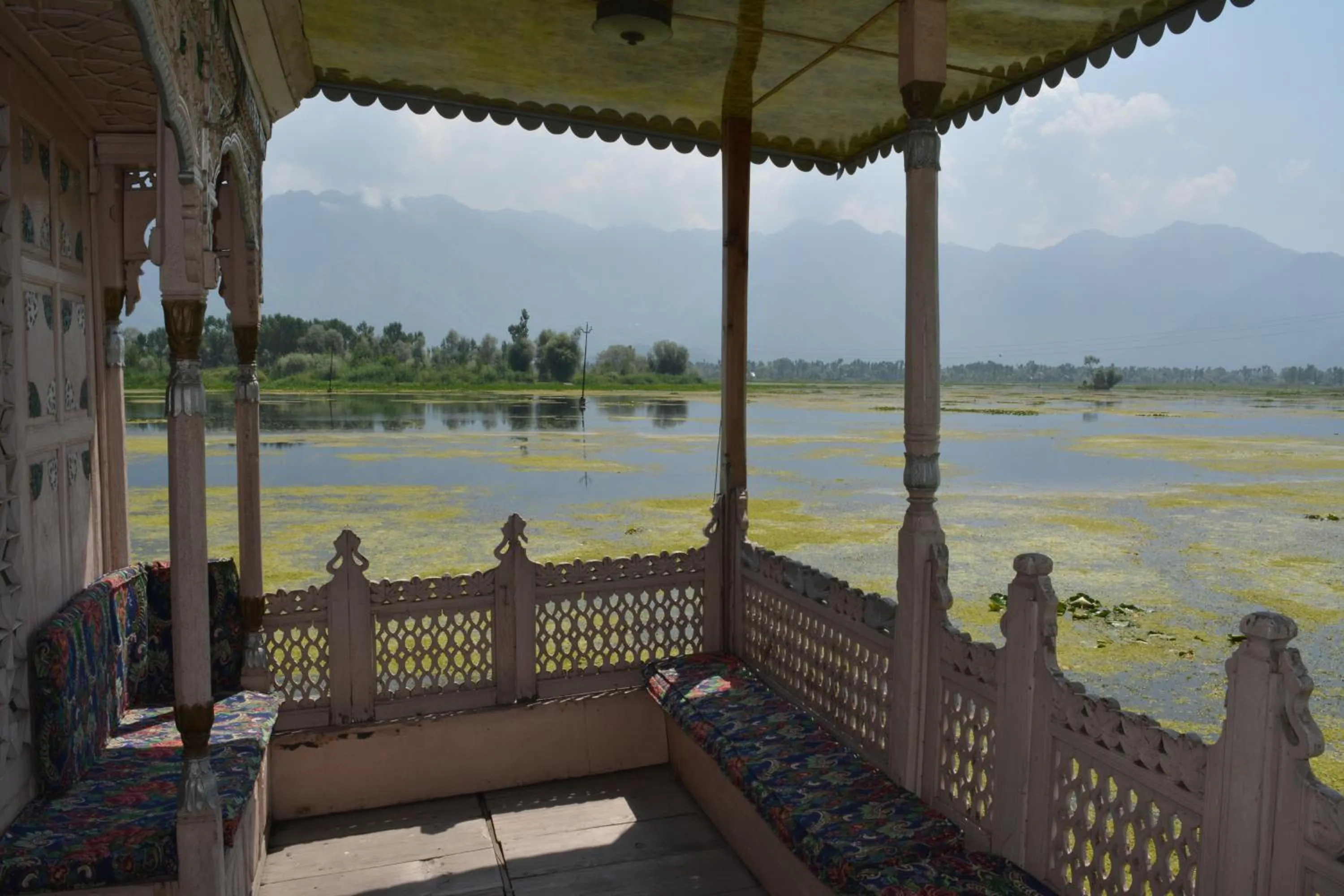 Mountain view in Kings Houseboats