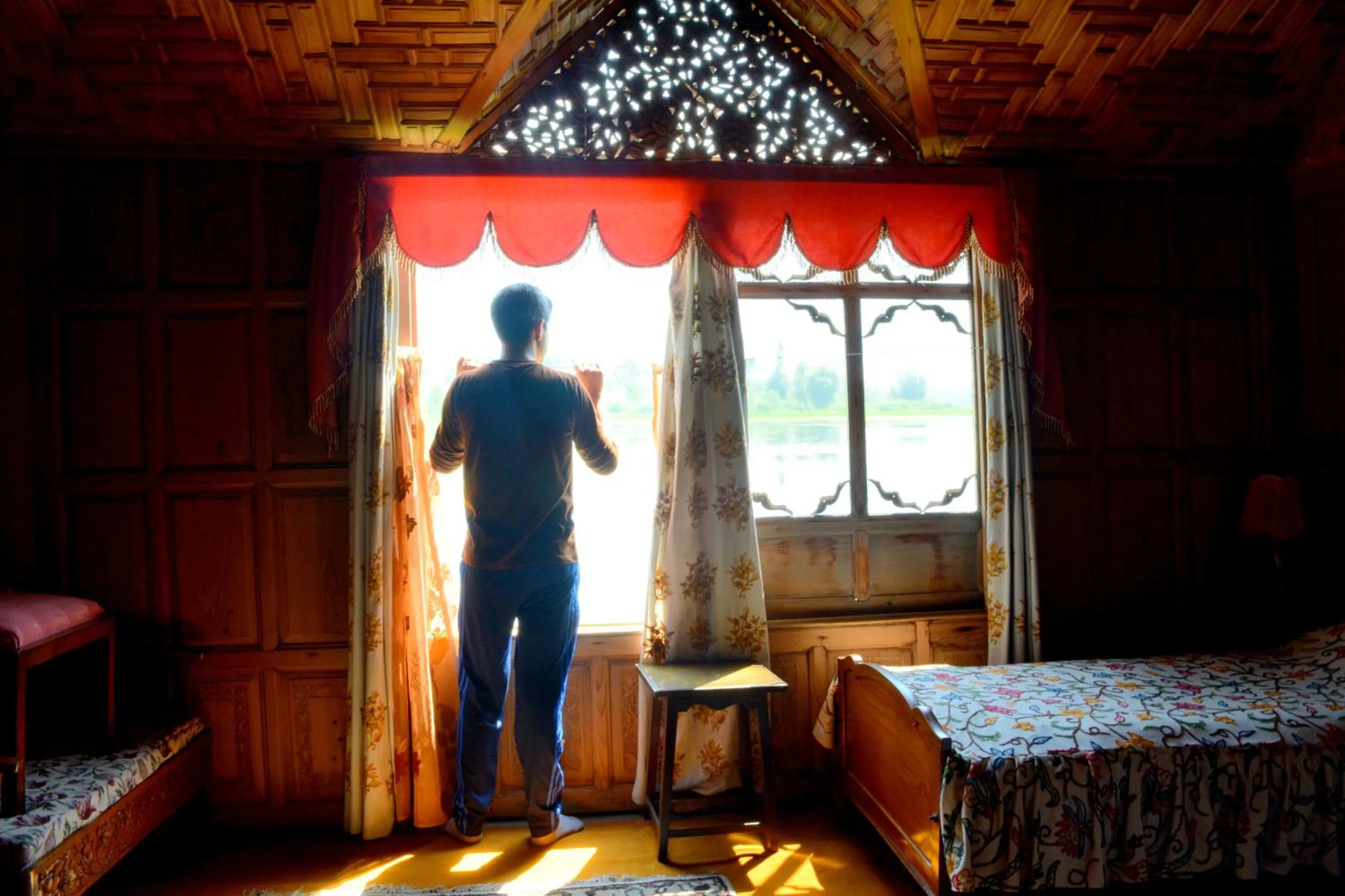 Decorative detail, Bed in Kings Houseboats