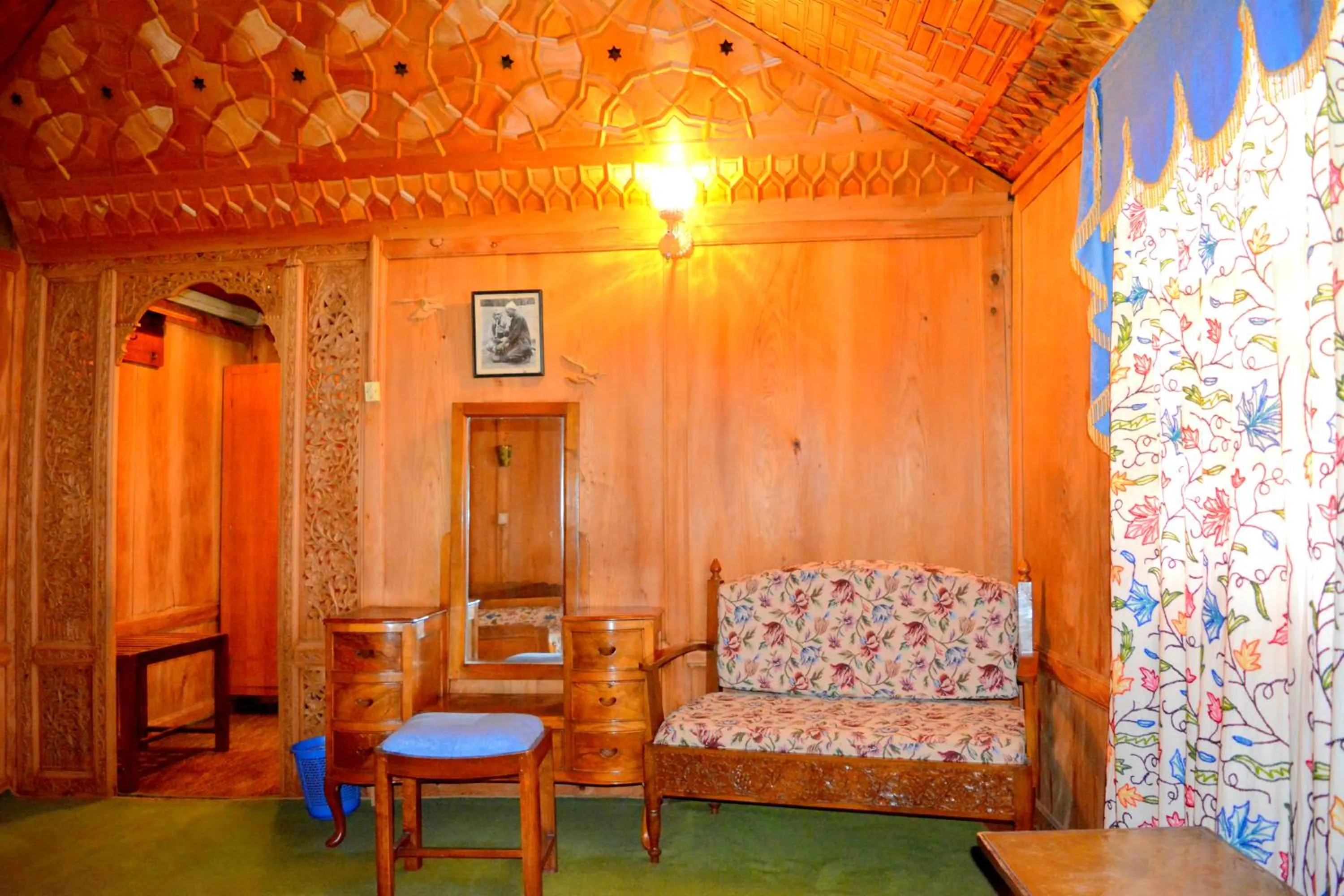 Photo of the whole room in Kings Houseboats