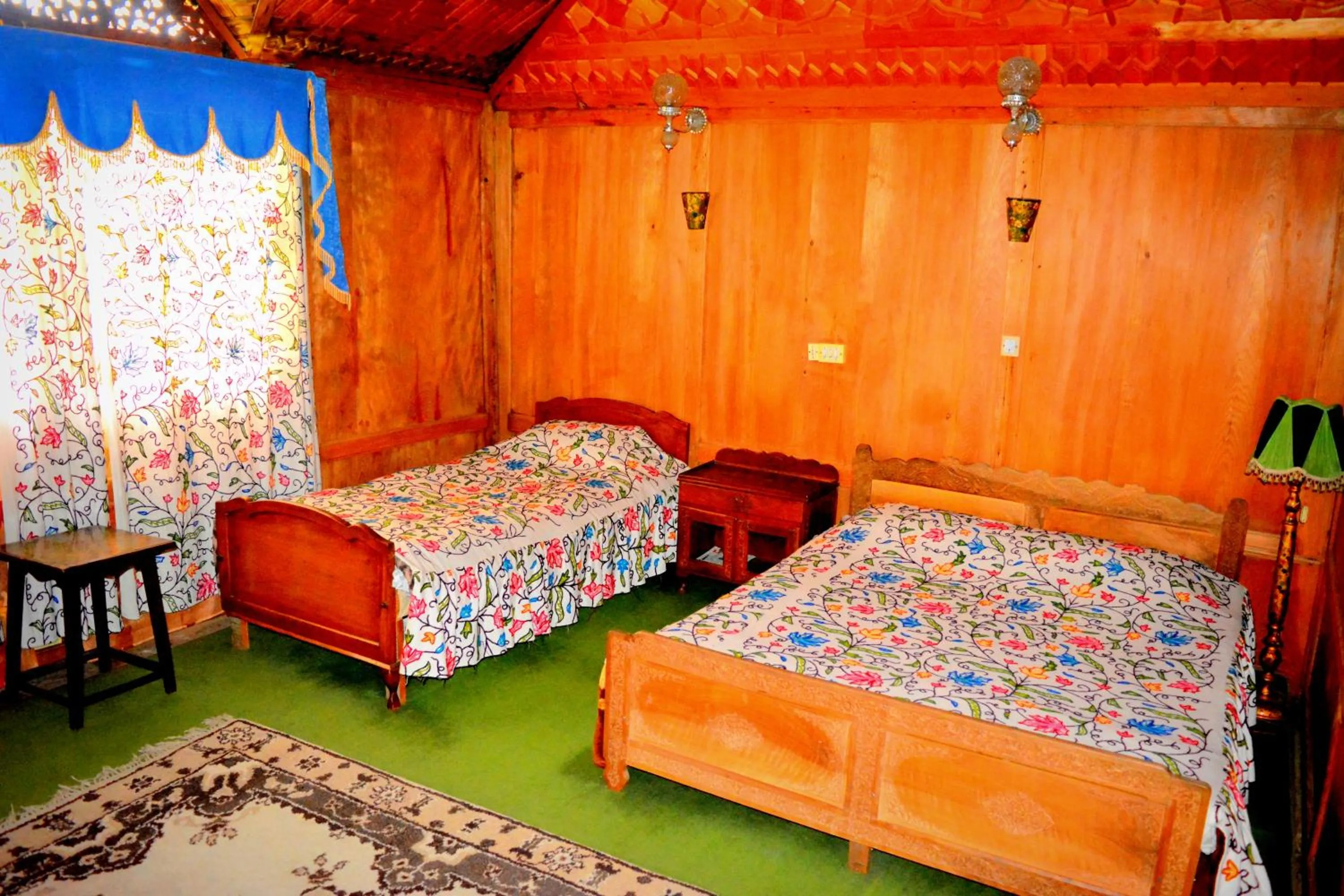Photo of the whole room, Bed in Kings Houseboats