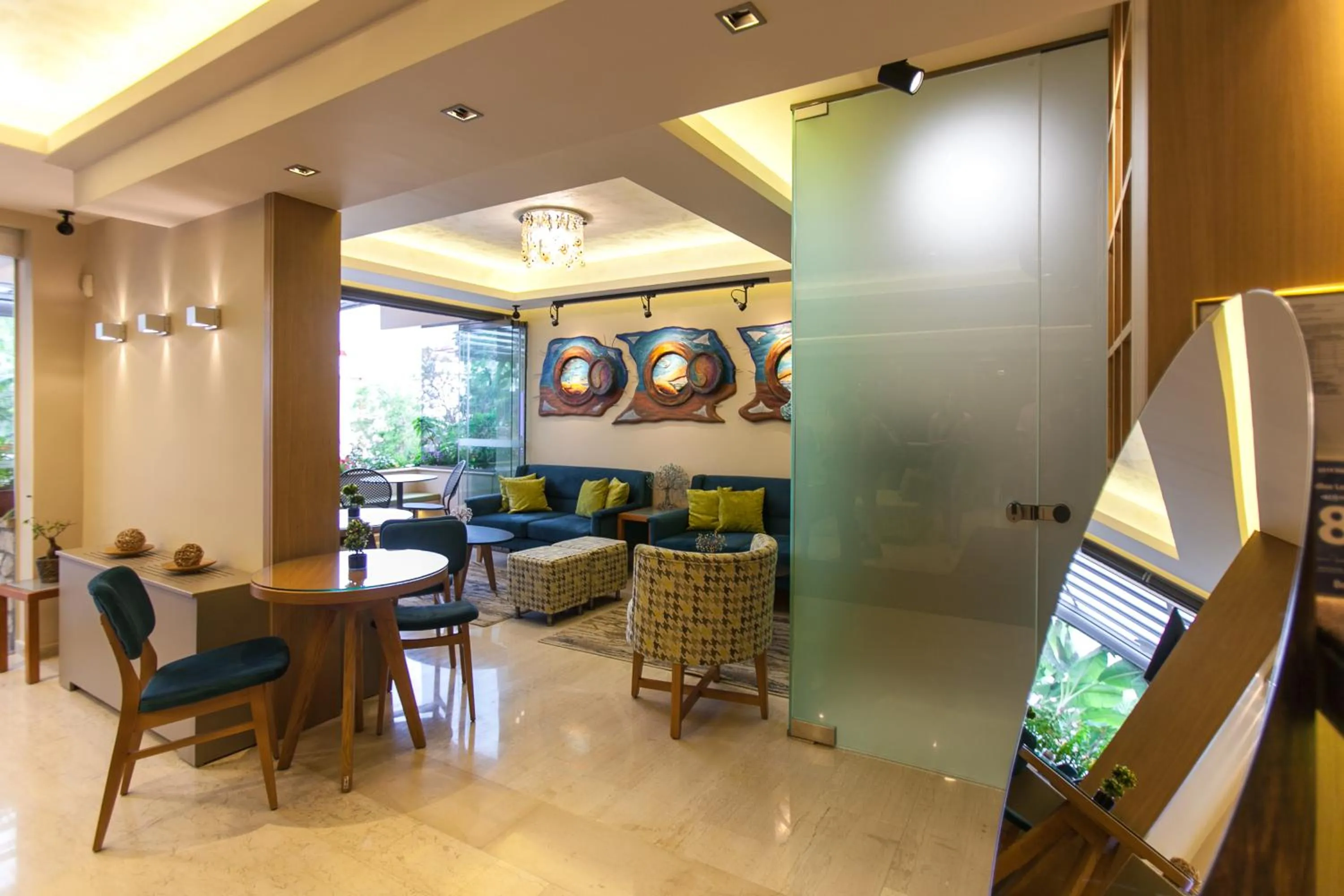 Communal lounge/ TV room in Paradise Lost Hotel-Apartments