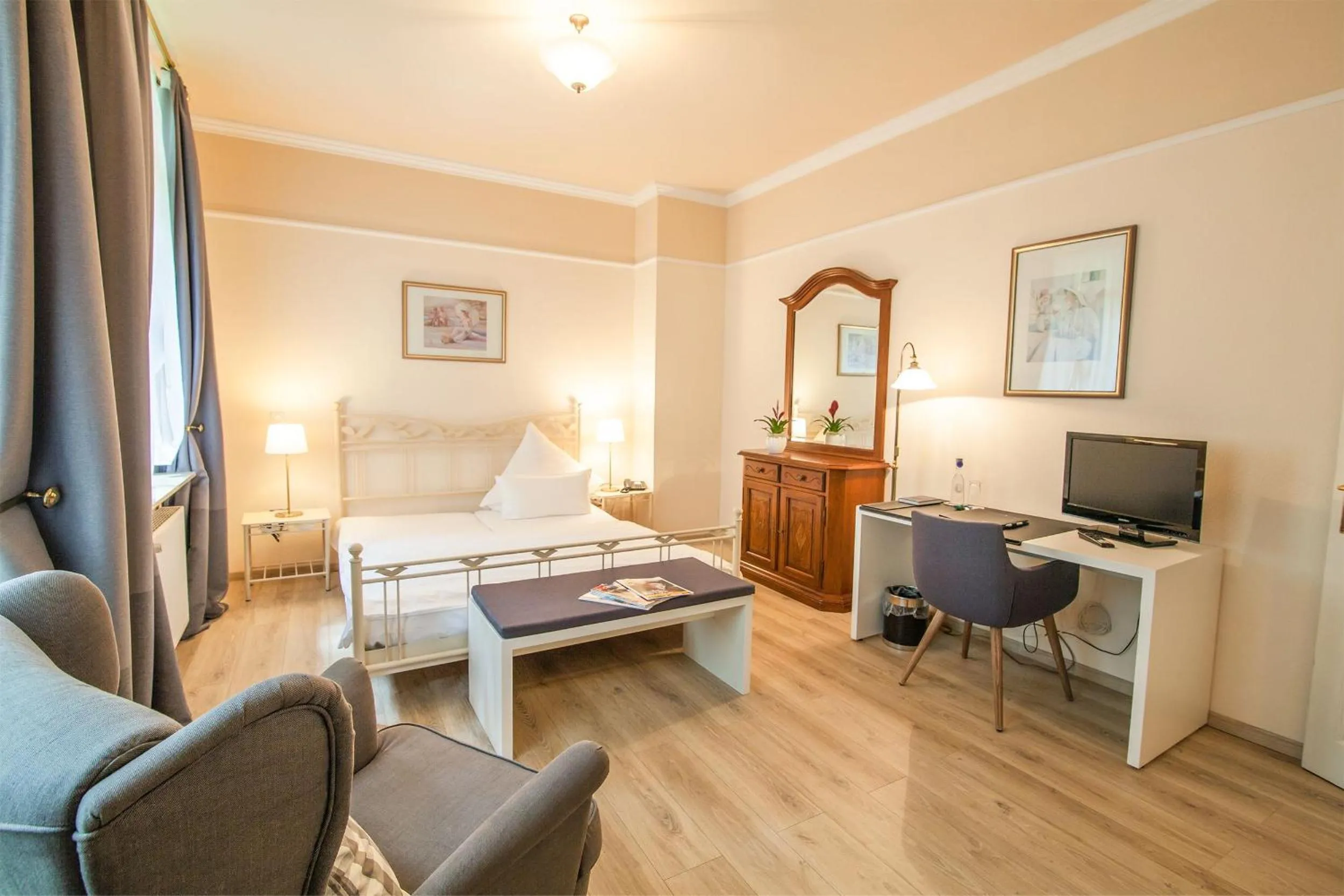 Photo of the whole room, Bed in Hofgut Dippelshof Hotel- und Restaurant KG