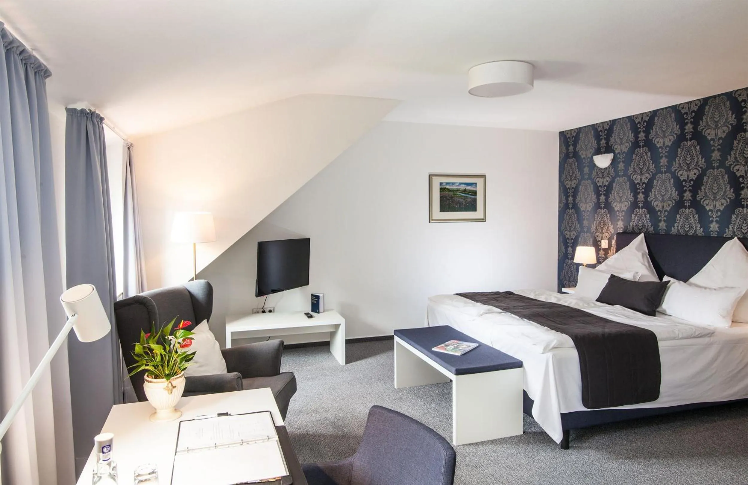 Bedroom, Bed in Hofgut Dippelshof Hotel- und Restaurant KG