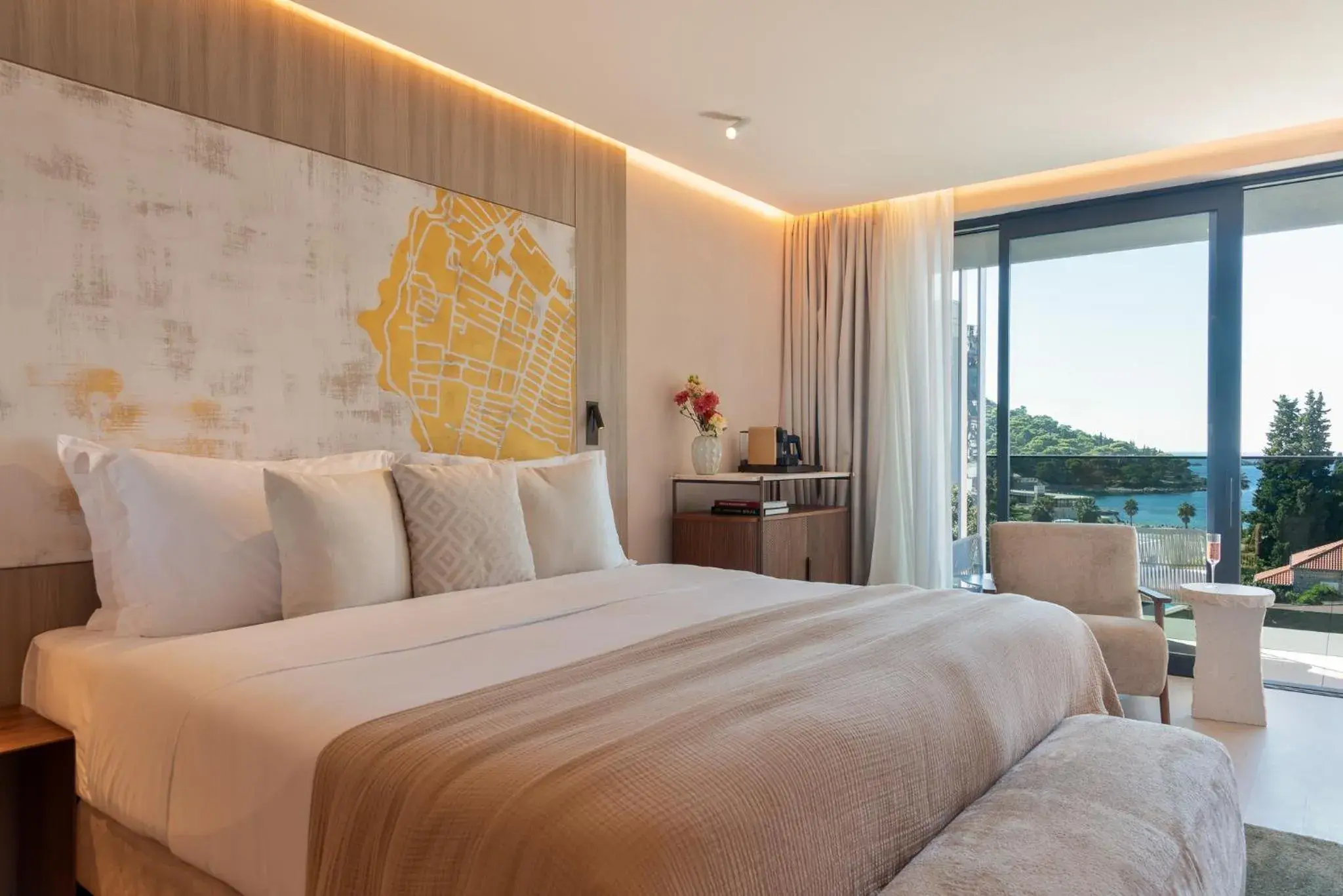 Deluxe Twin/Double Room with Partial Sea View and Balcony in Hotel Sumratin Deluxe Twin/Double Room with Partial Sea View and Balcony in Hotel Sumratin