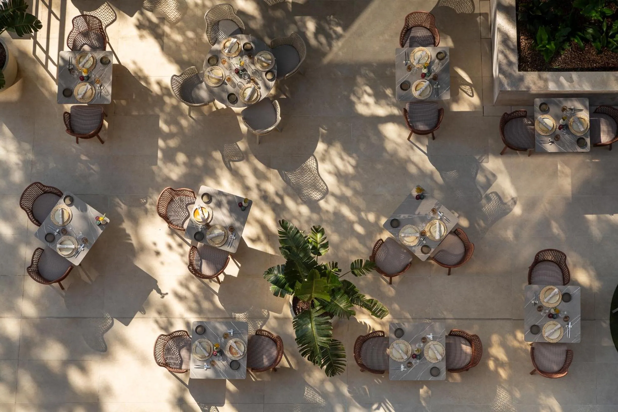 Restaurant/places to eat in Hotel Sumratin