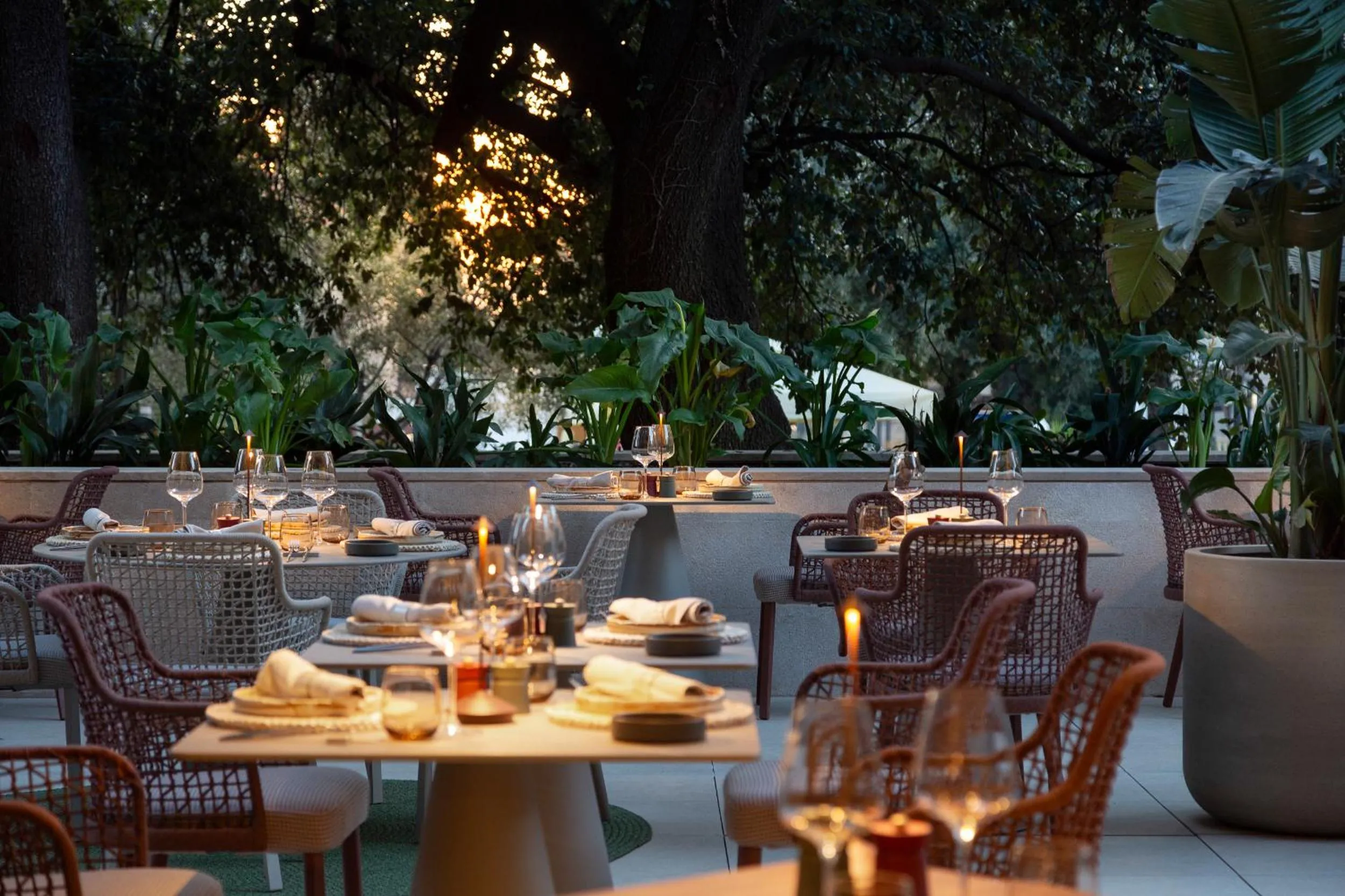 Restaurant/places to eat in Hotel Sumratin