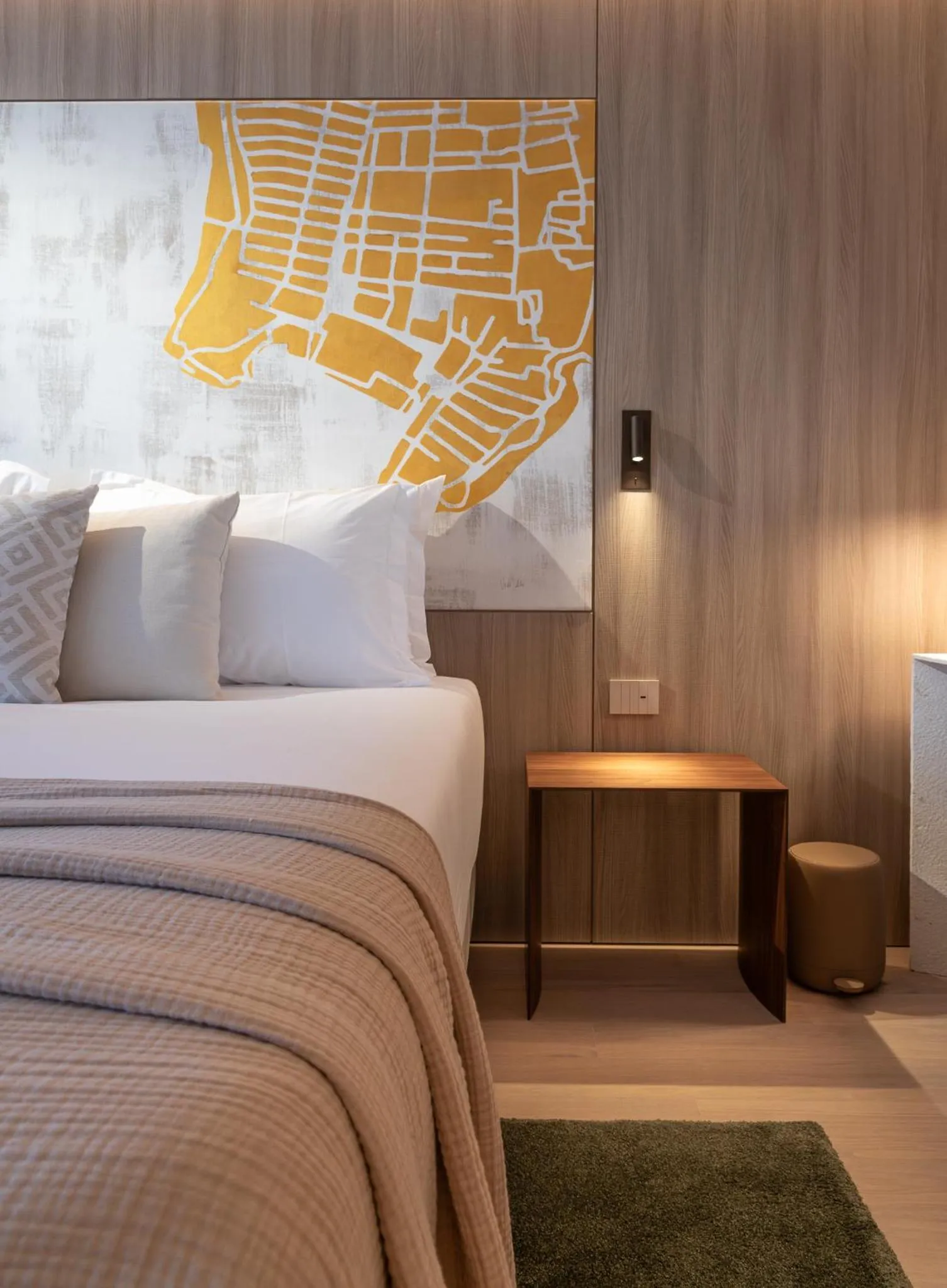 Bed in Hotel Sumratin