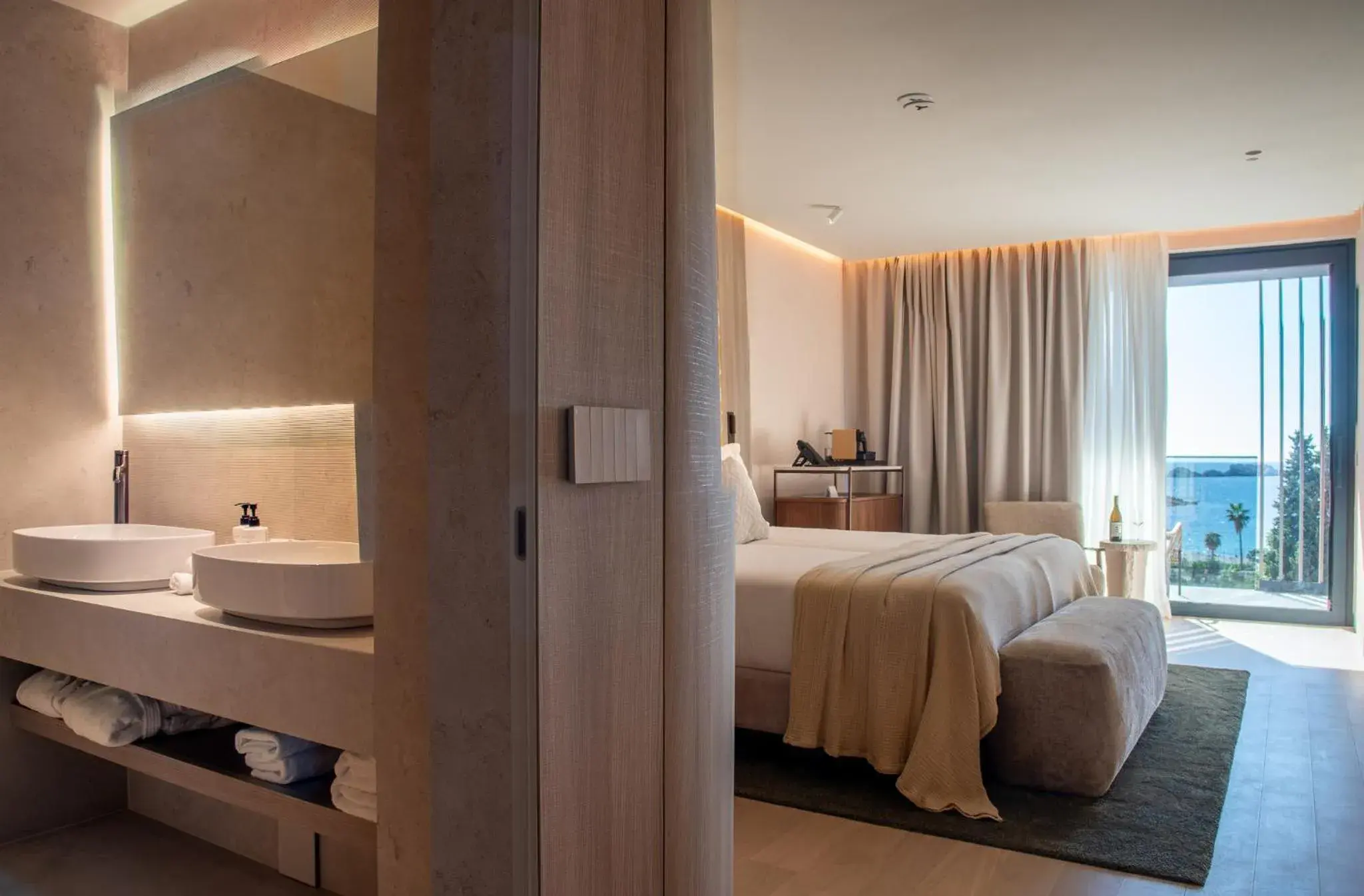 Premium Twin/Double Room with Sea View and Balcony in Hotel Sumratin Premium Twin/Double Room with Sea View and Balcony in Hotel Sumratin