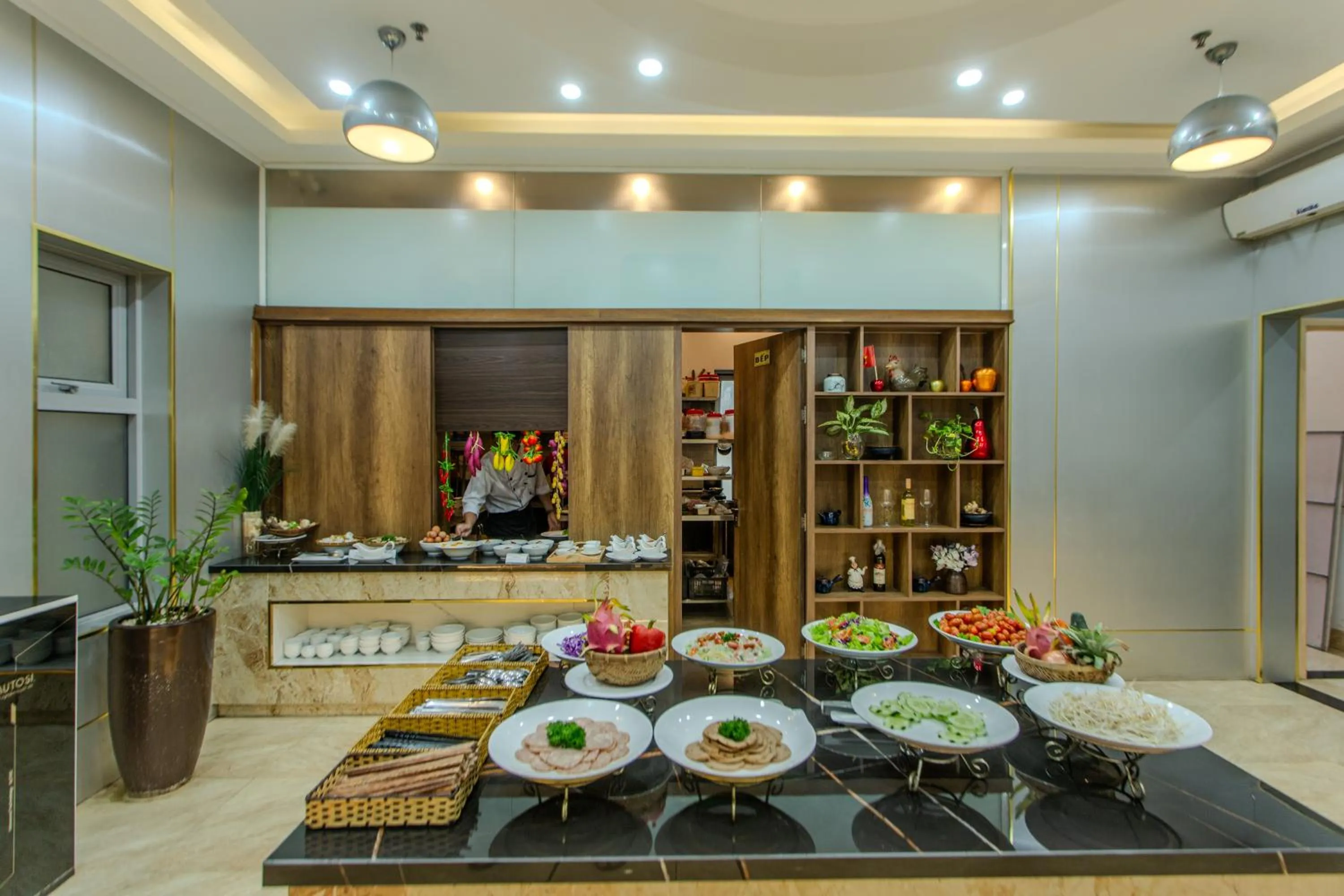 Restaurant/places to eat in Richico Apartments And Hotel