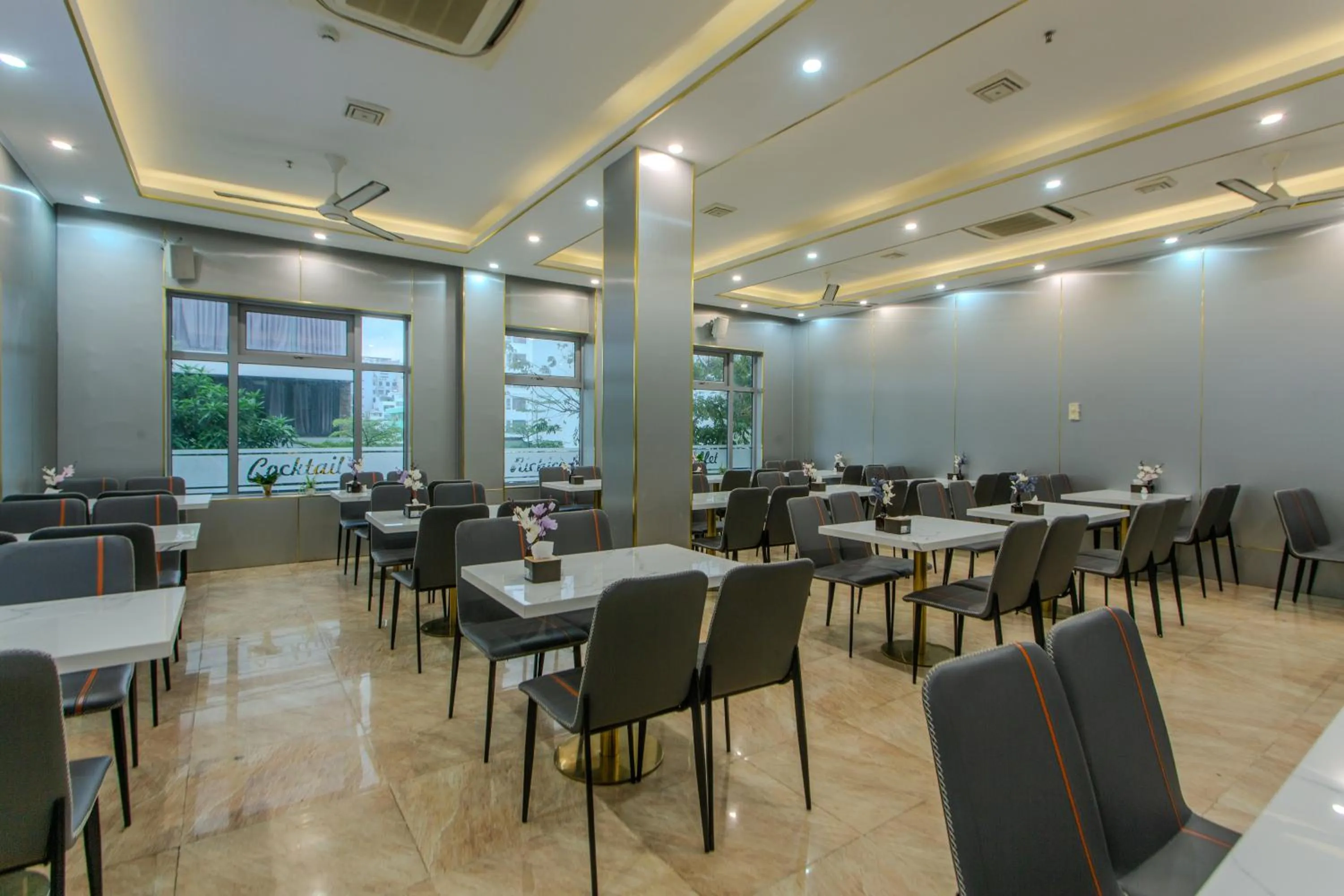 Restaurant/places to eat in Richico Apartments And Hotel