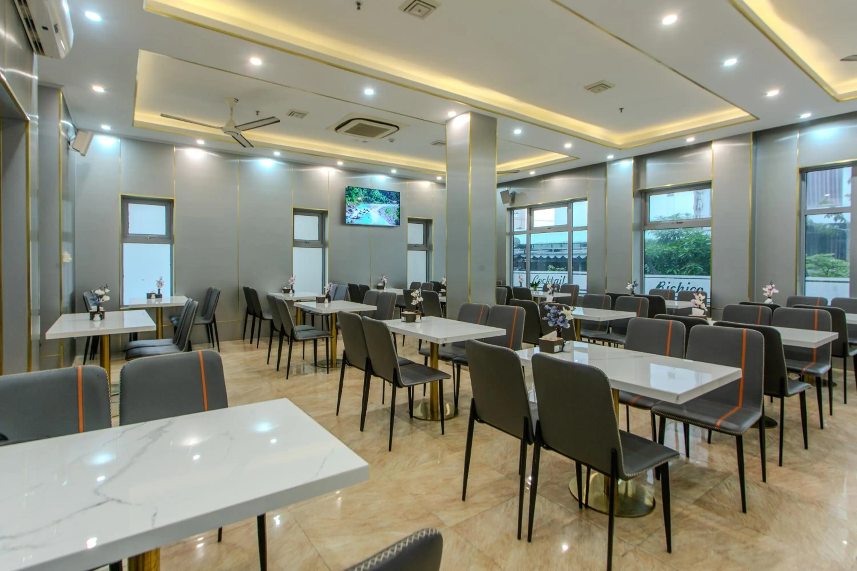 Restaurant/places to eat in Richico Apartments And Hotel