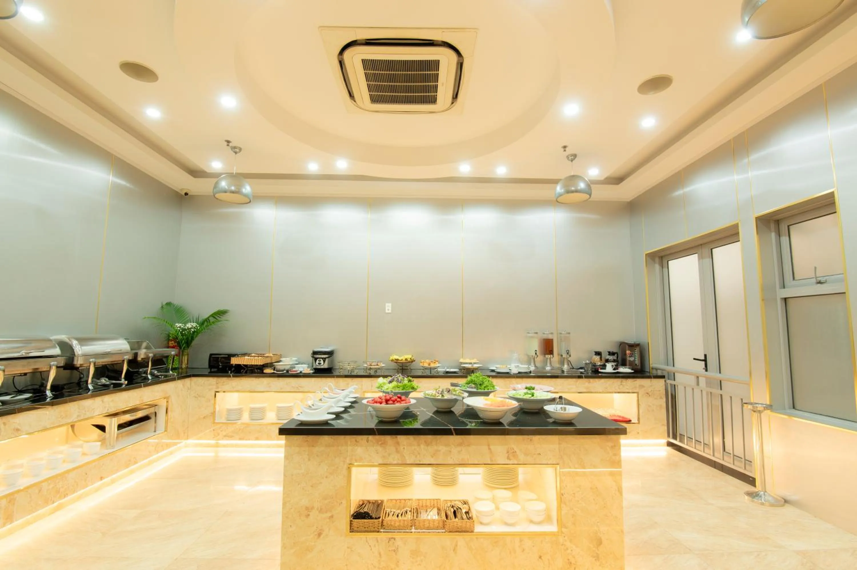 Restaurant/places to eat in Richico Apartments And Hotel