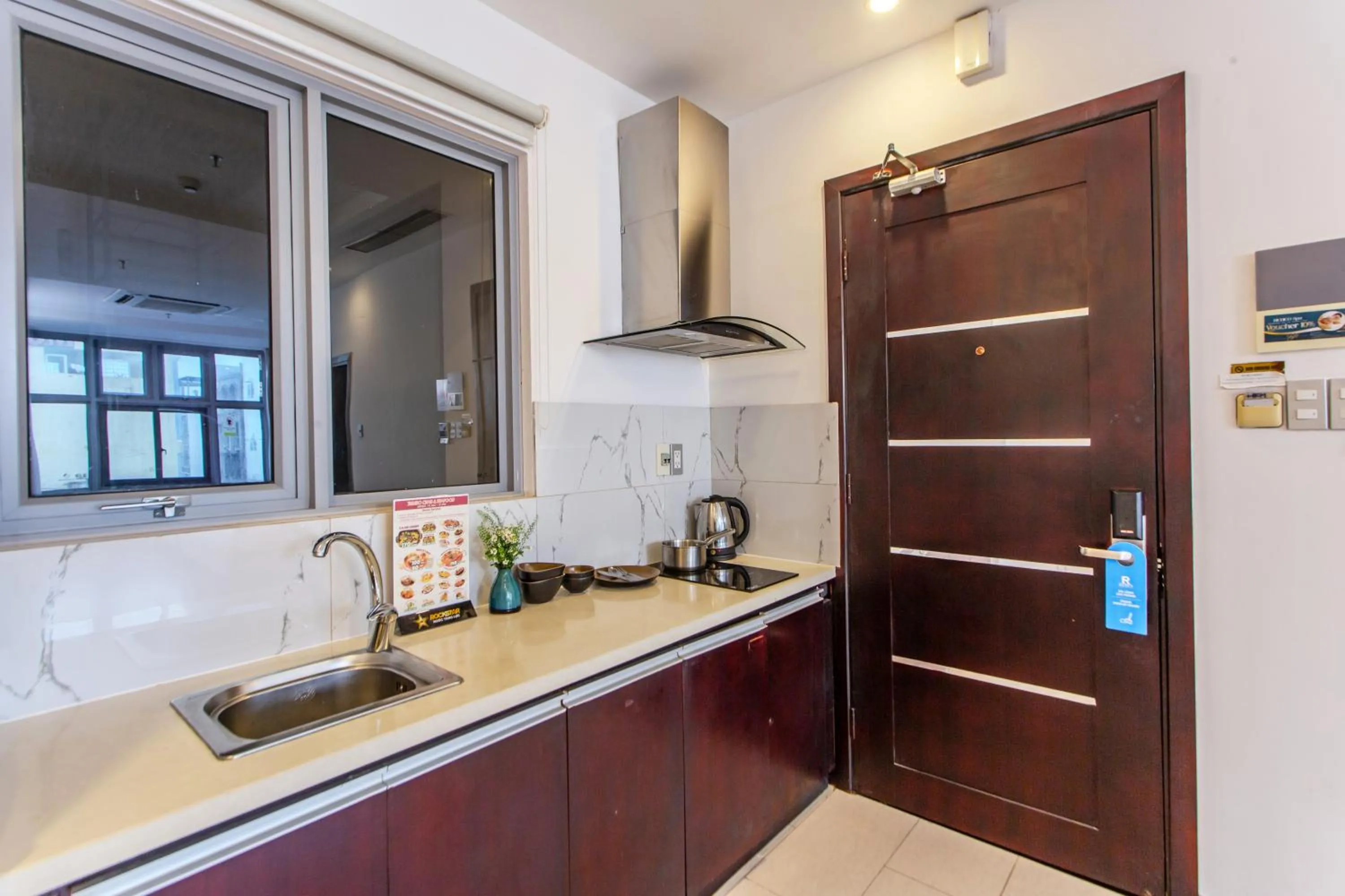 stove in Richico Apartments And Hotel