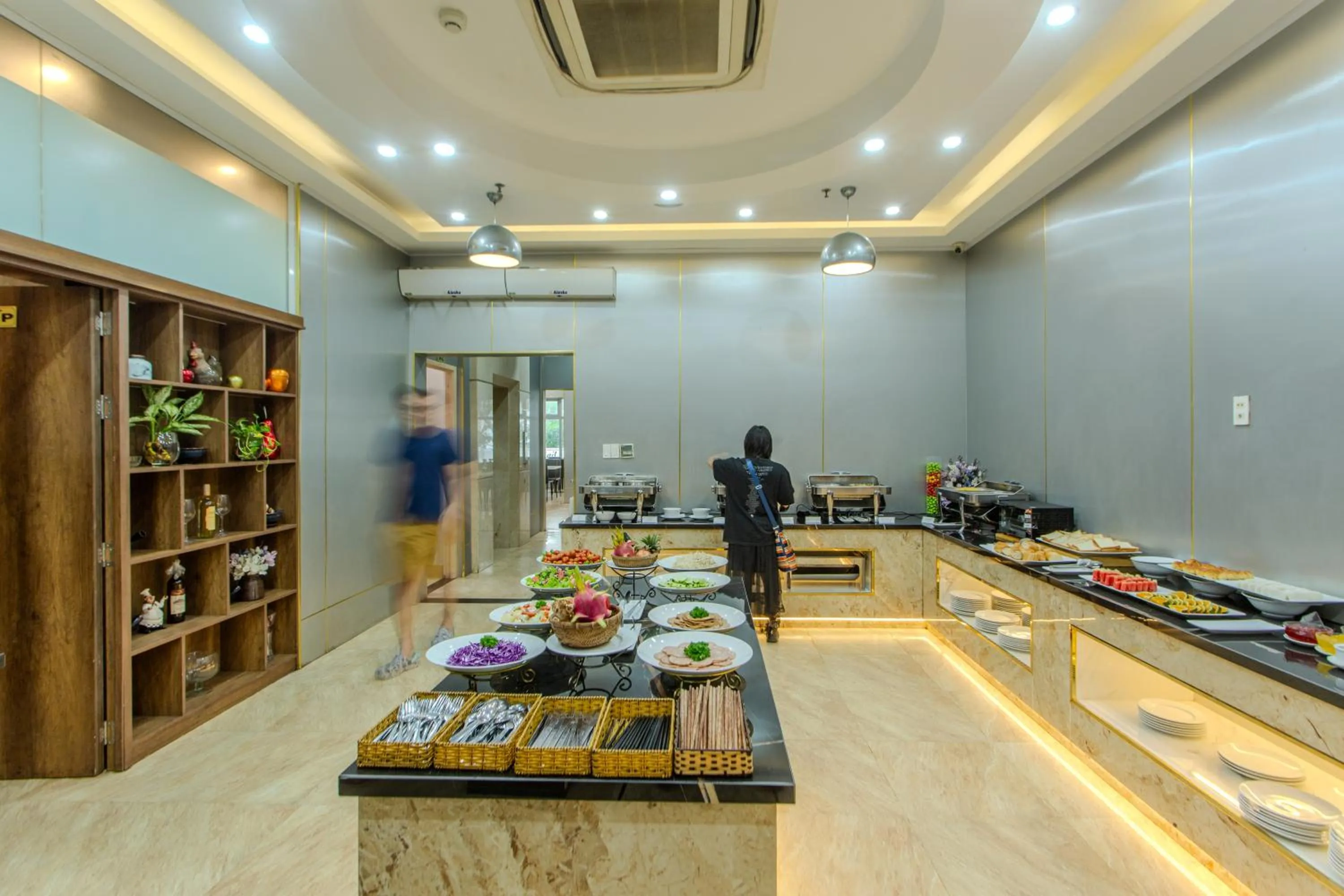 Restaurant/places to eat in Richico Apartments And Hotel