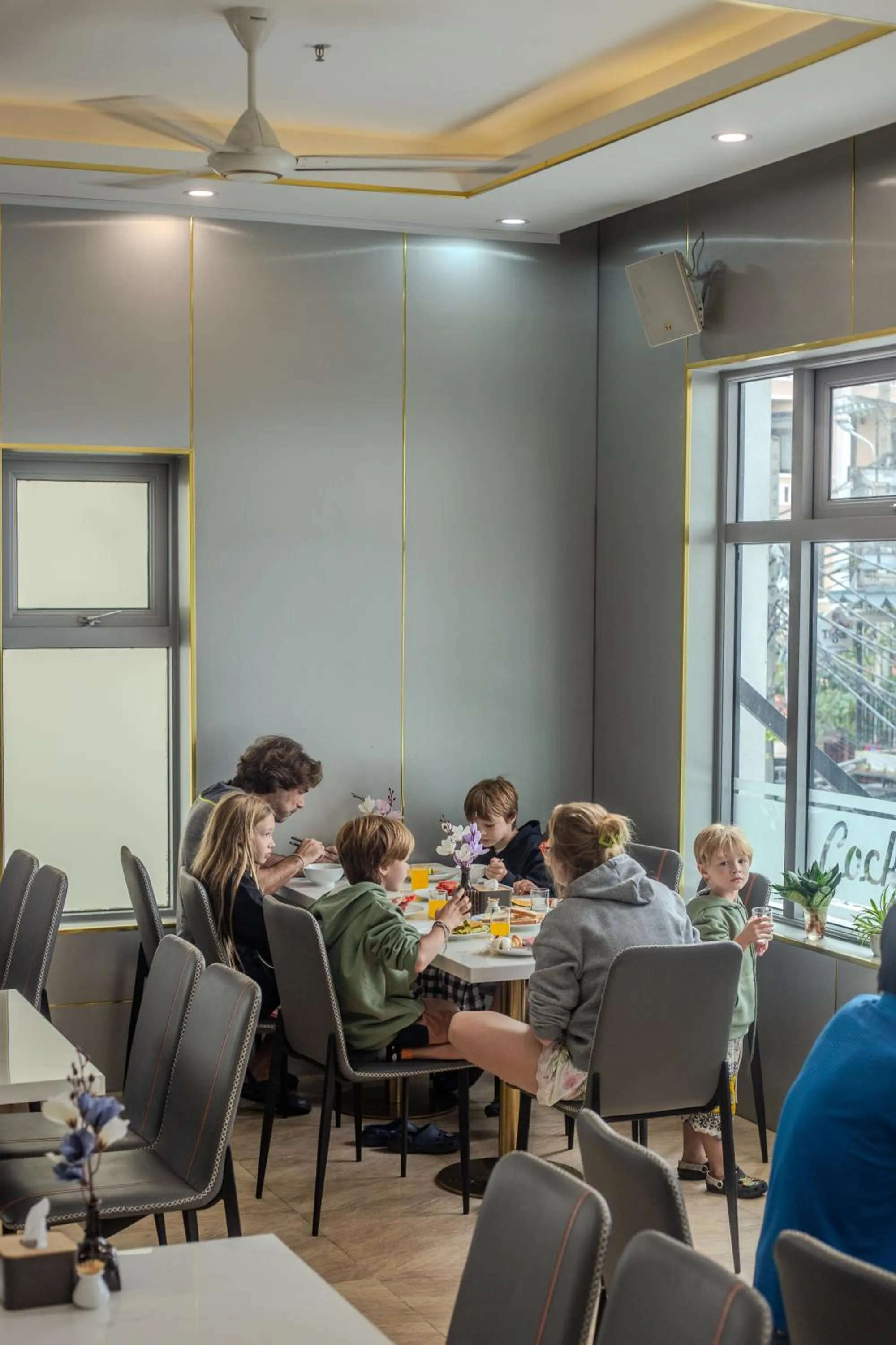 Restaurant/places to eat in Richico Apartments And Hotel