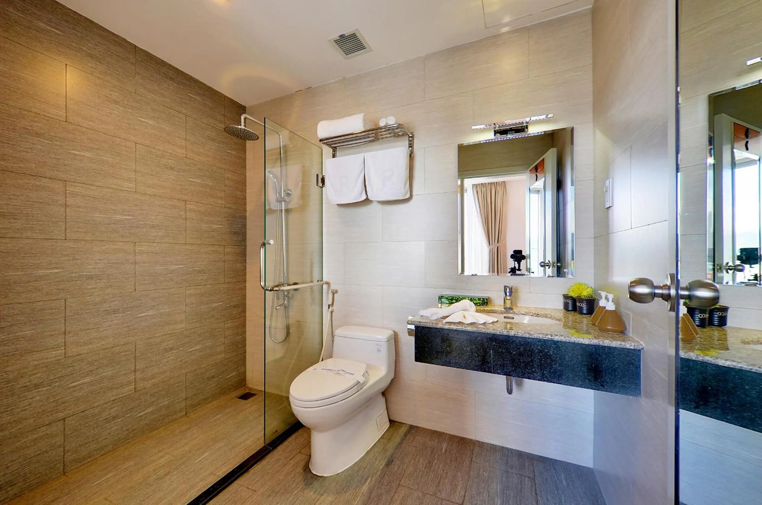 Shower in Richico Apartments And Hotel