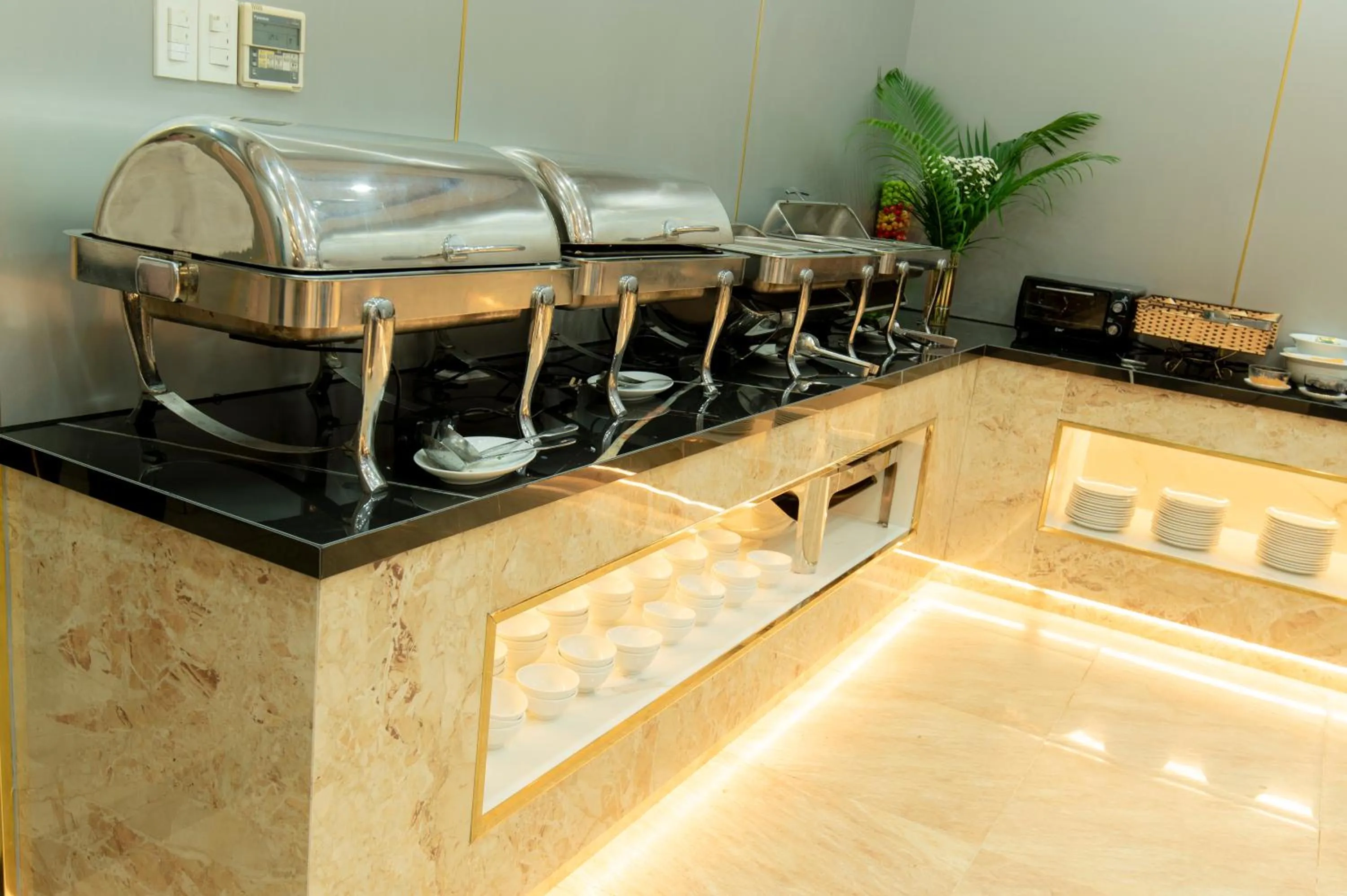 Restaurant/places to eat in Richico Apartments And Hotel